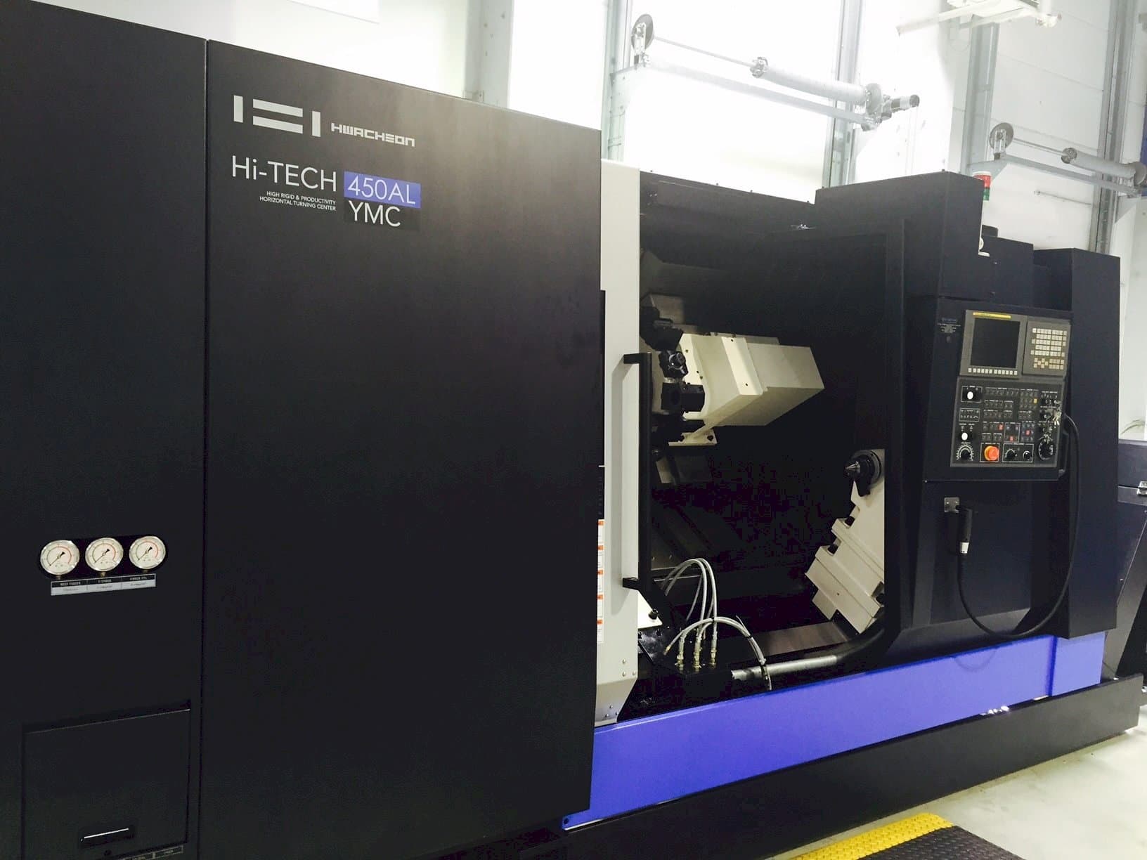 Vista Frontal  da HWACHEON HI-TECH 450AL YMC  máquina