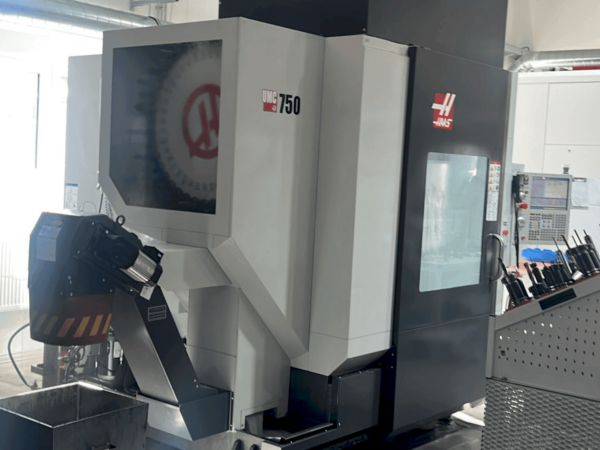 Vista Frontal  da HAAS UMC-750  máquina