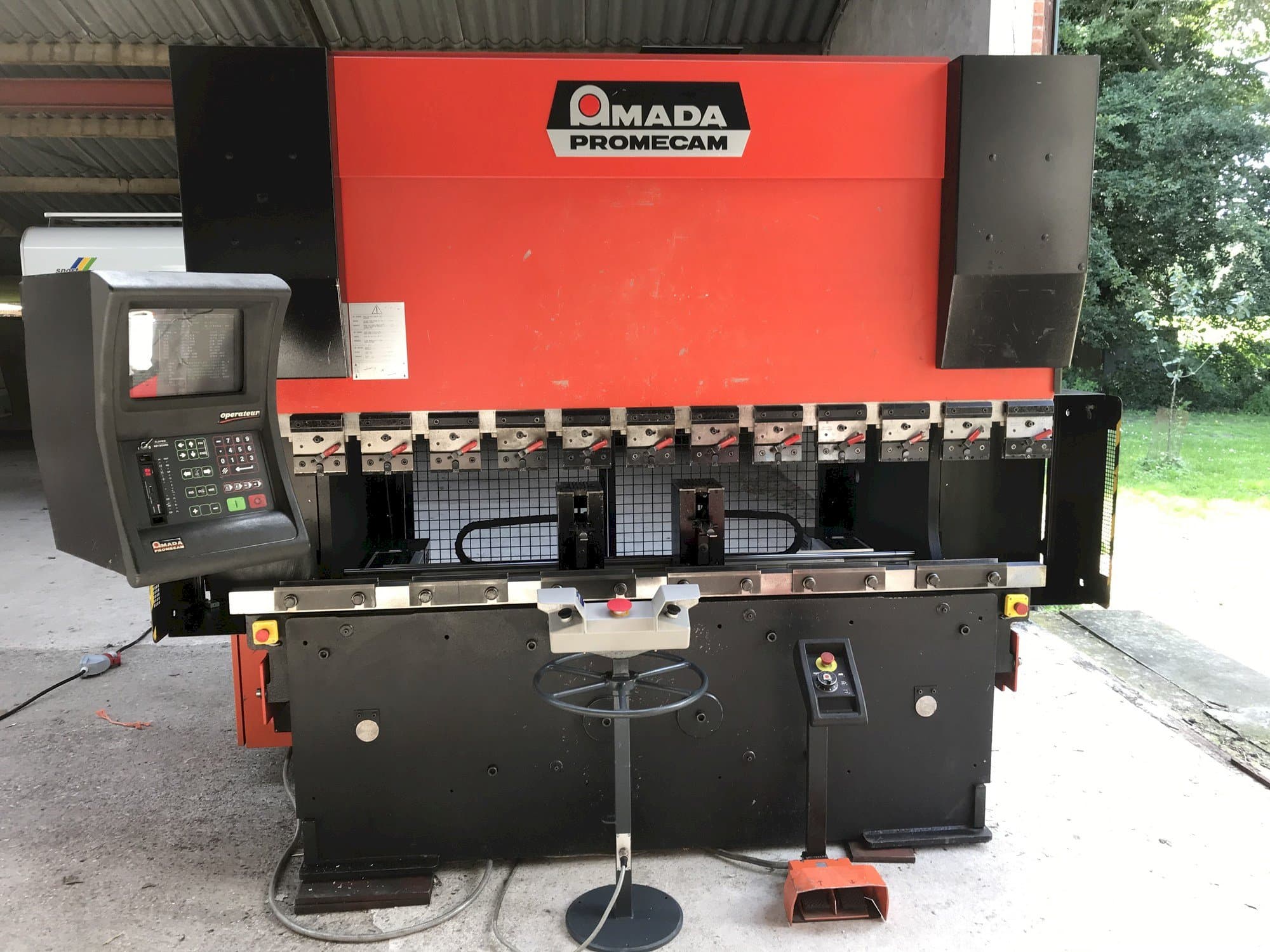 Vista Frontal da AMADA Promecam HFBO máquina