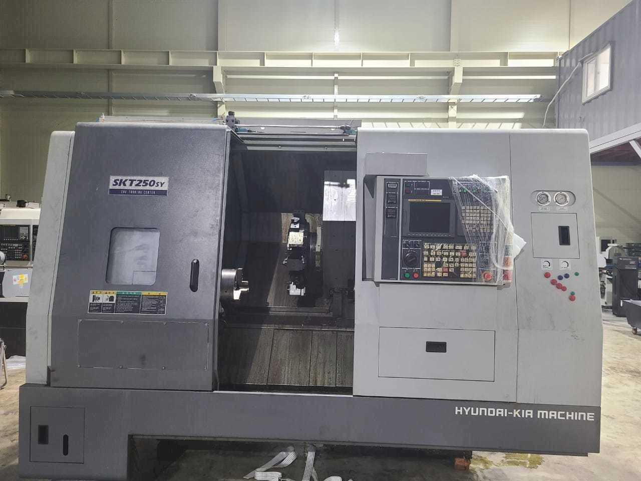 Vista Frontal  da Hyundai Kia SKT250SY  máquina