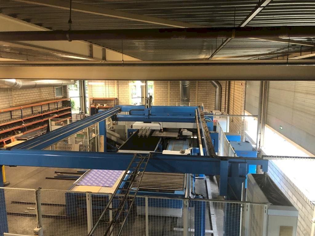 Vista Frontal  da Finn-Power LB 6 UVH  máquina