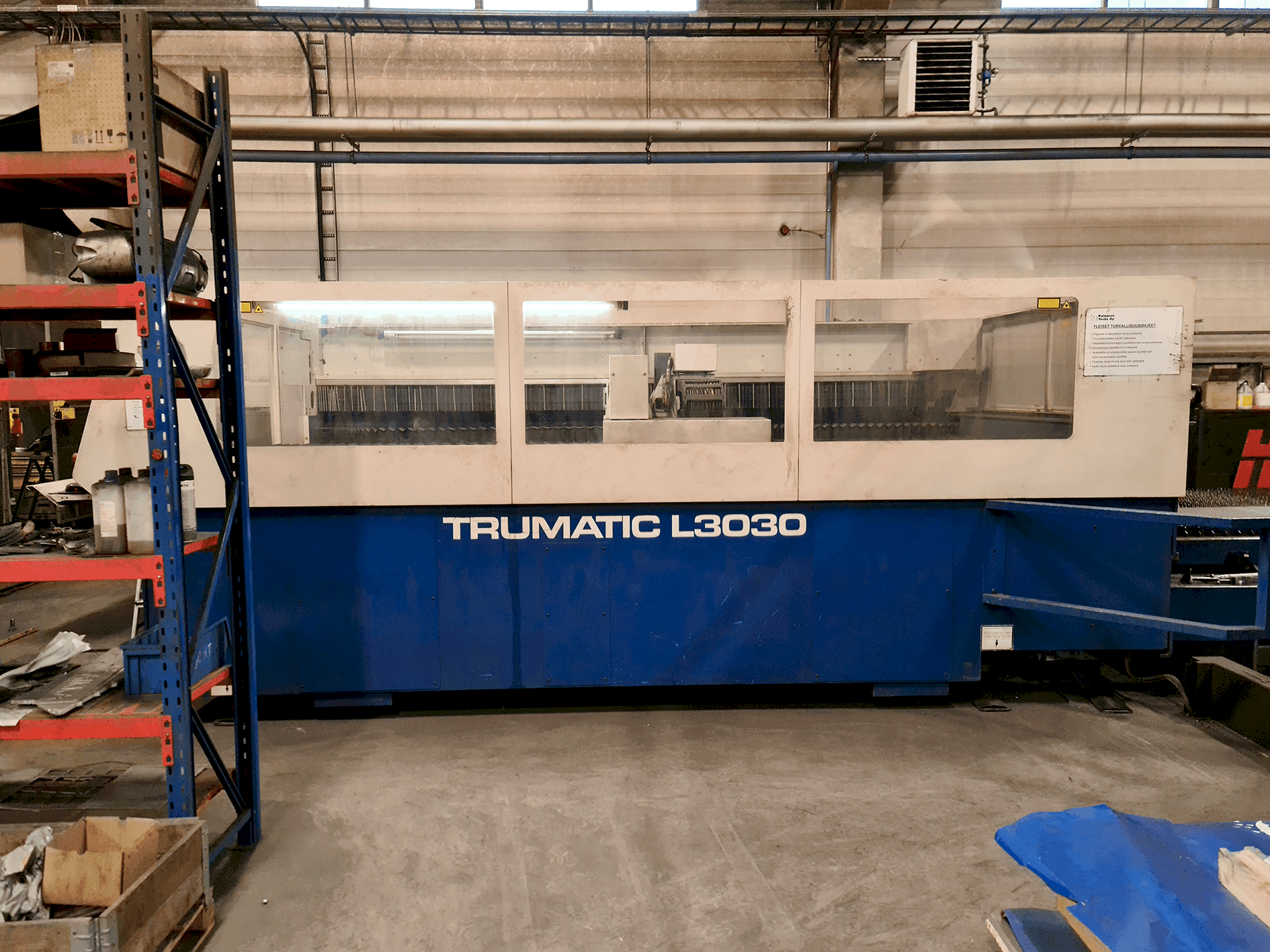 Vista Frontal  da Trumpf Trumatic L3030 4kW  máquina