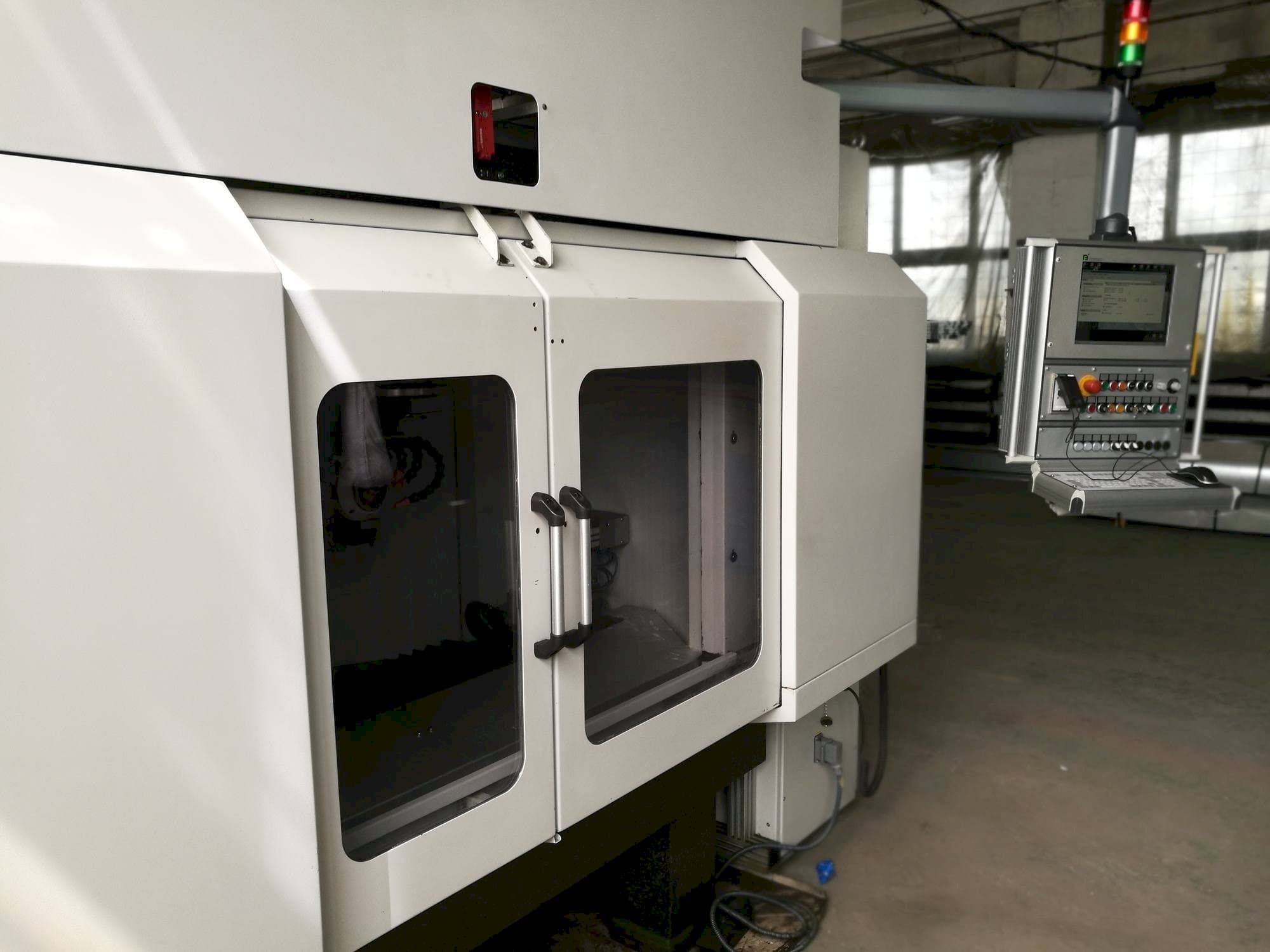 Vista Frontal  da Fohrenbach F-Grind 605  máquina