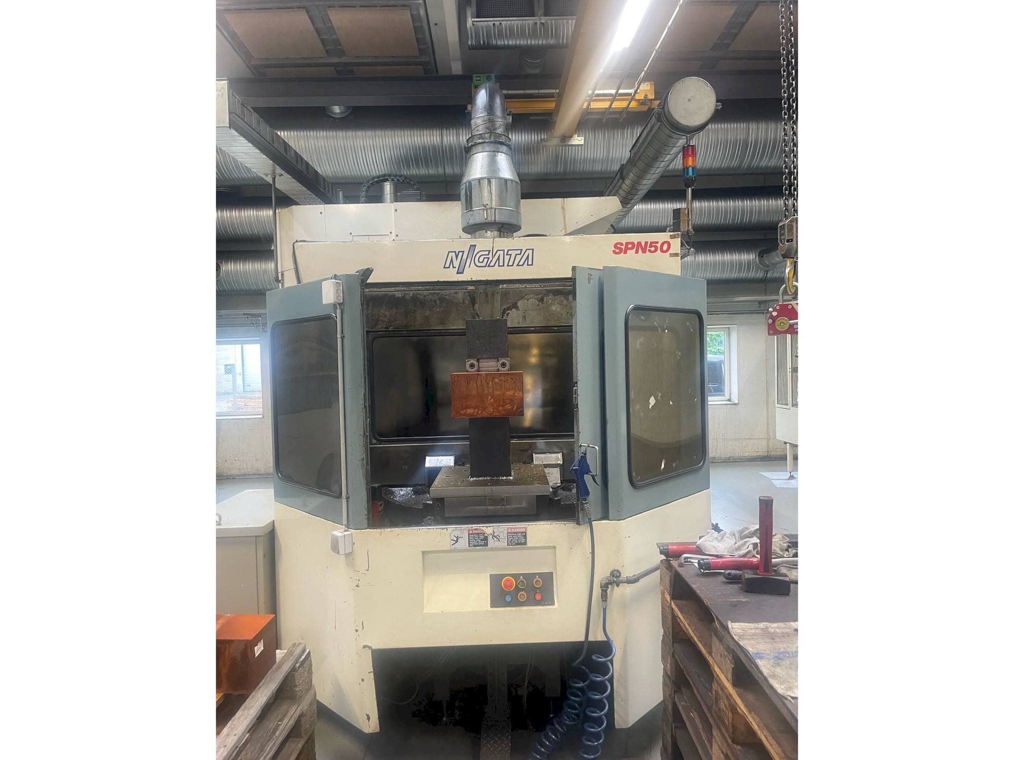 Vista Frontal  da Niigata SPN 50  máquina