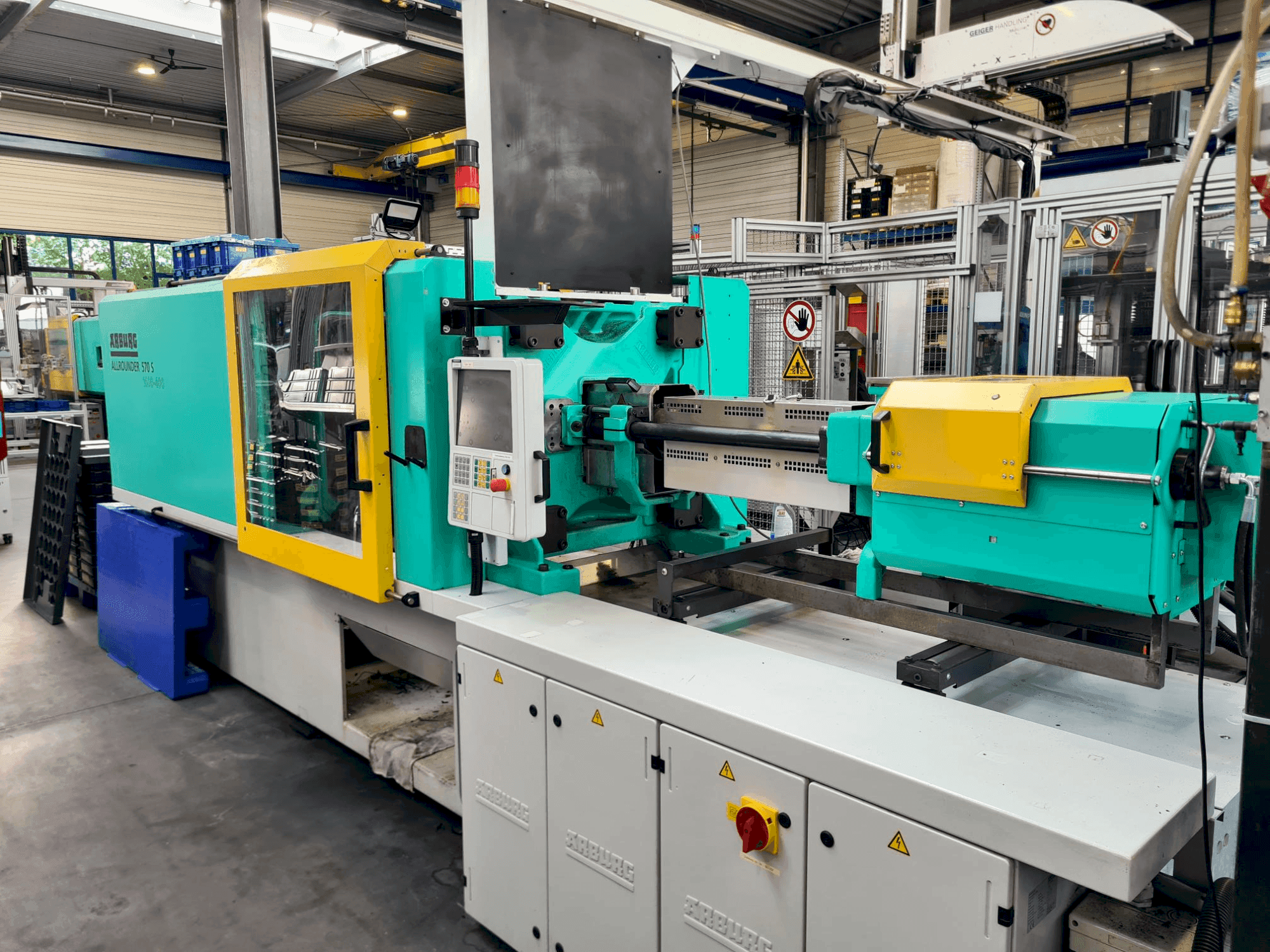 Vista Frontal  da Arburg Allrounder 570S 1600-400  máquina