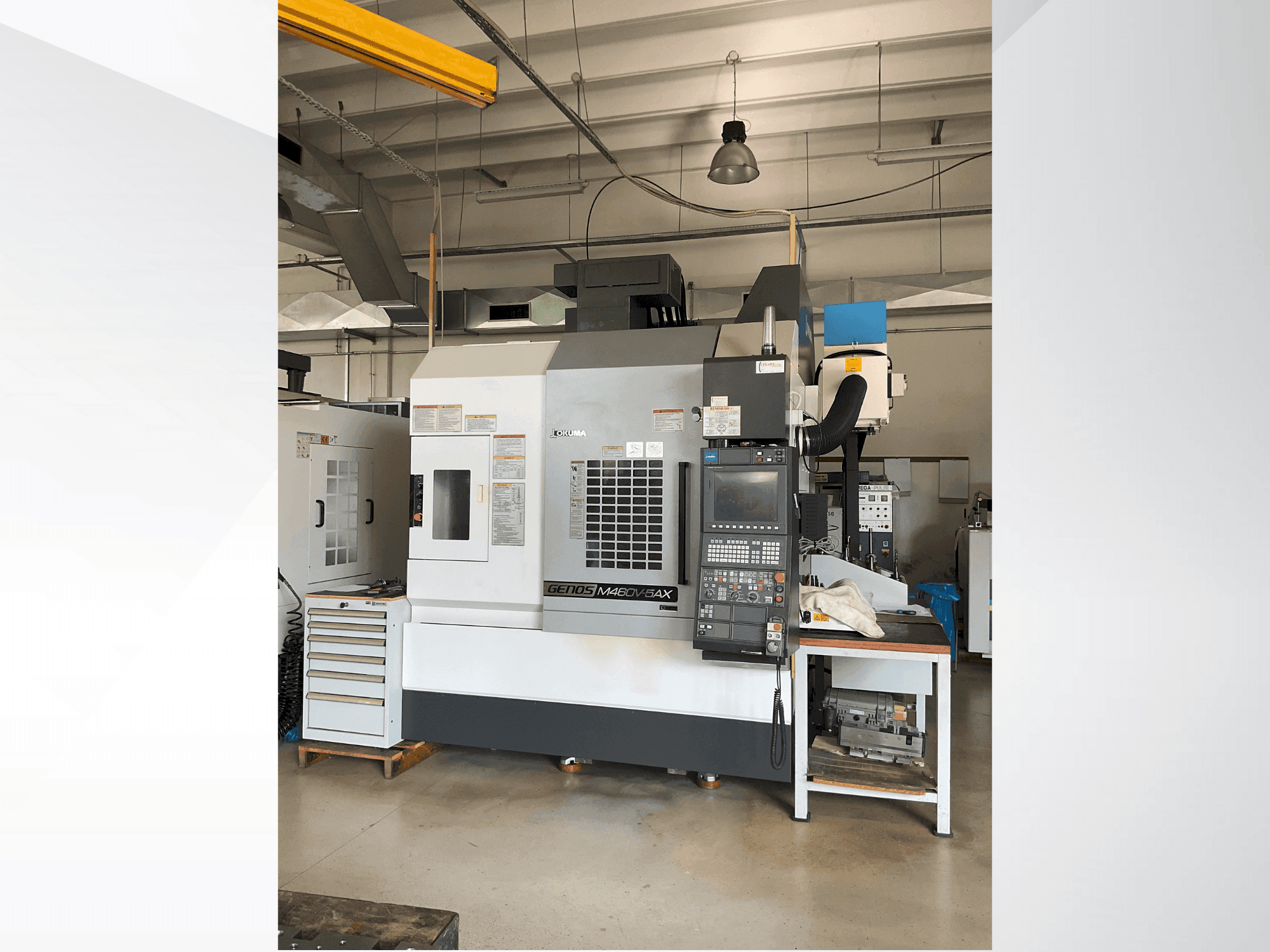 Vista Frontal  da Okuma GENOS M460V-5AX  máquina