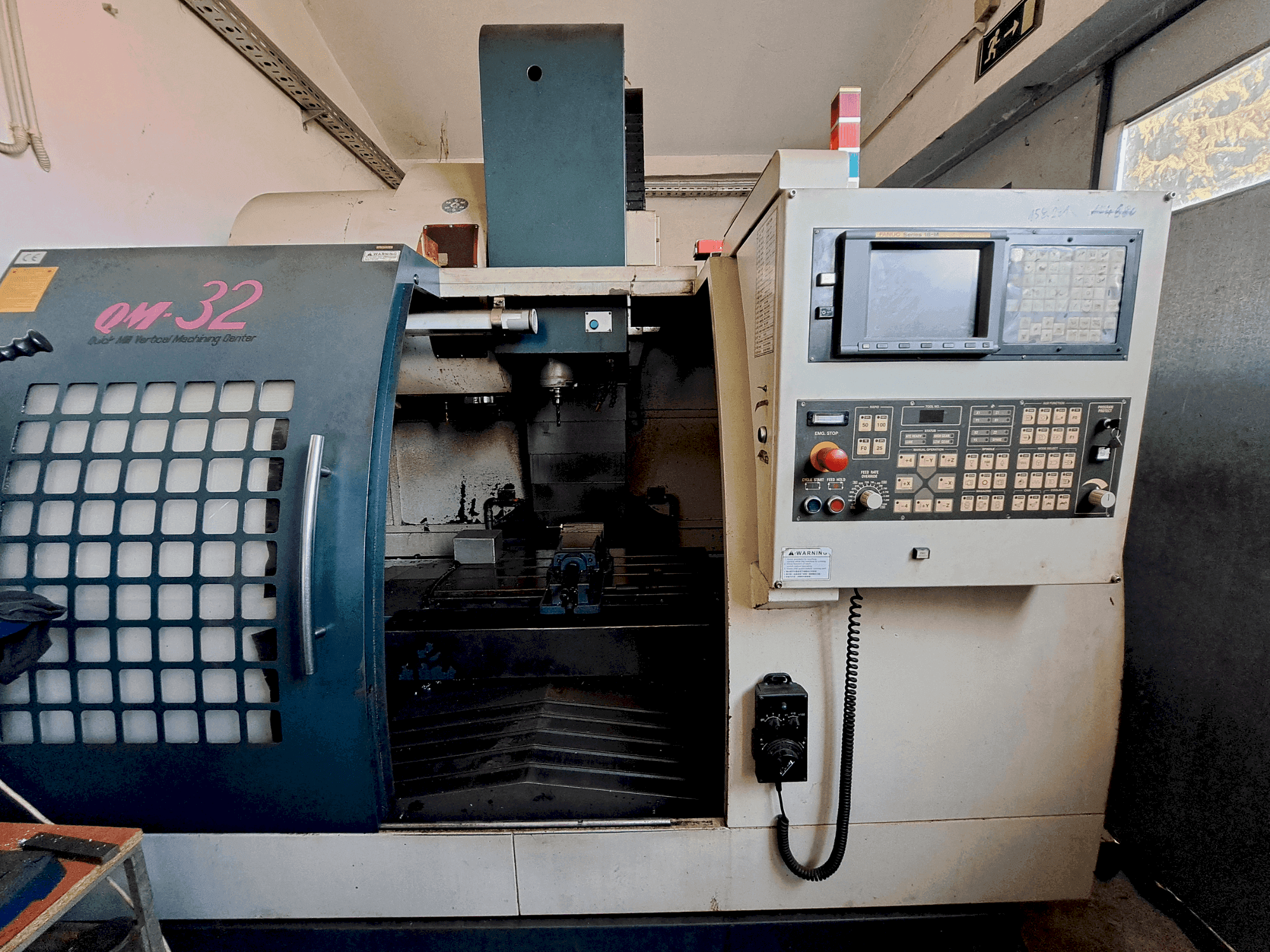 Vista Frontal  da Feeler QM-32  máquina