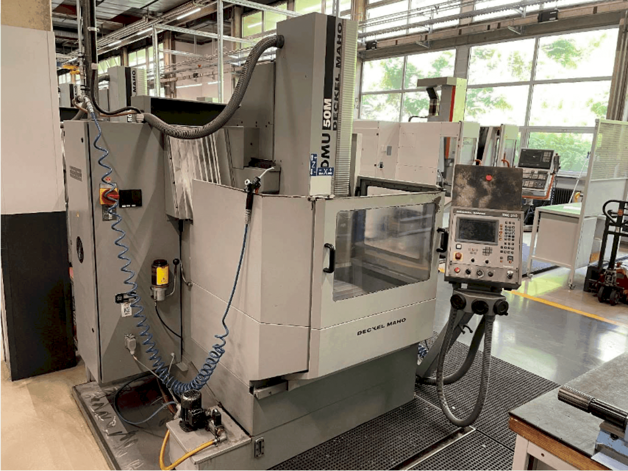 Vista Frontal  da DECKEL DMU 50  máquina