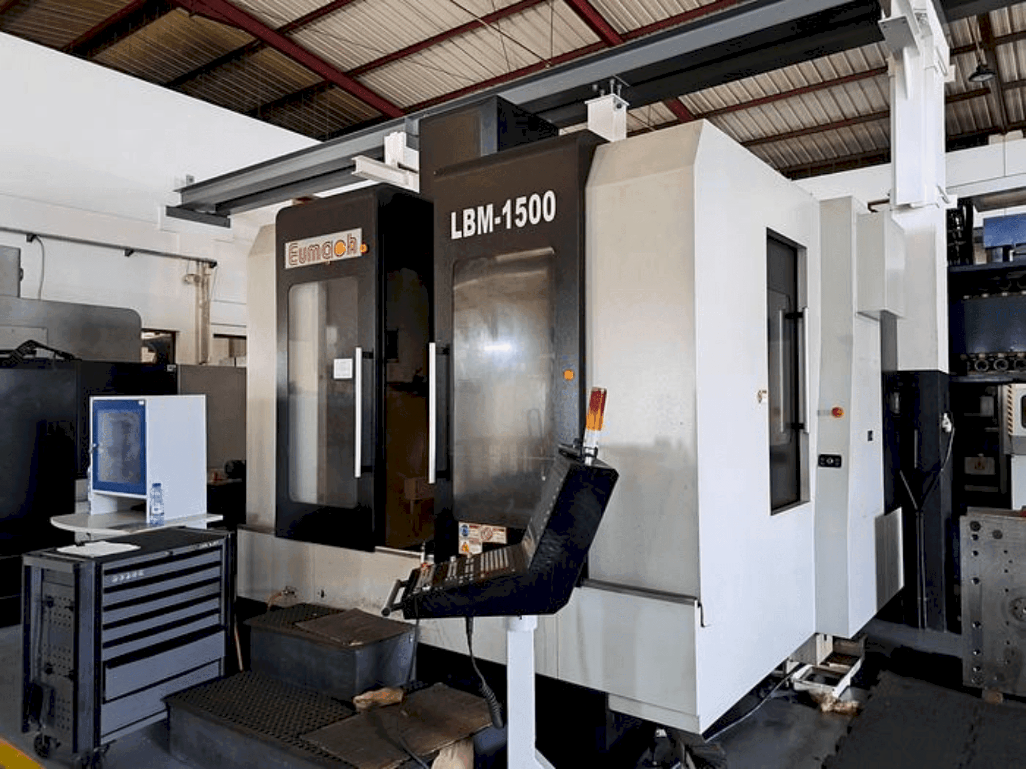 Vista Frontal  da Eumach LBM-1500  máquina