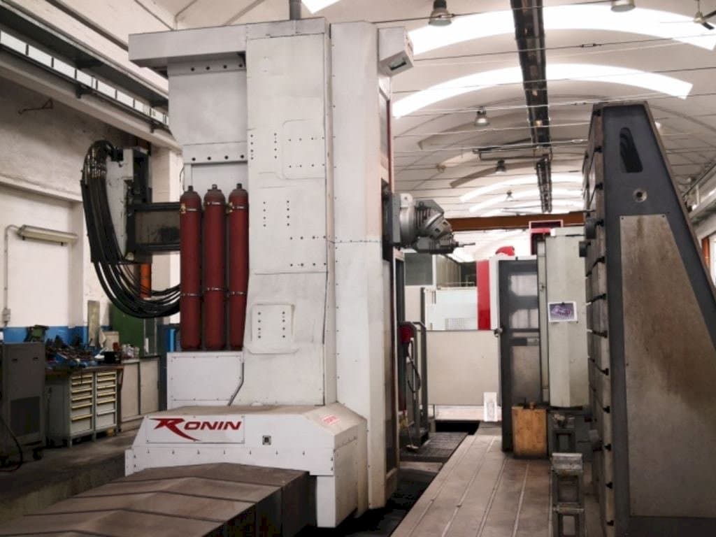 Vista Frontal  da FPT Ronin  máquina