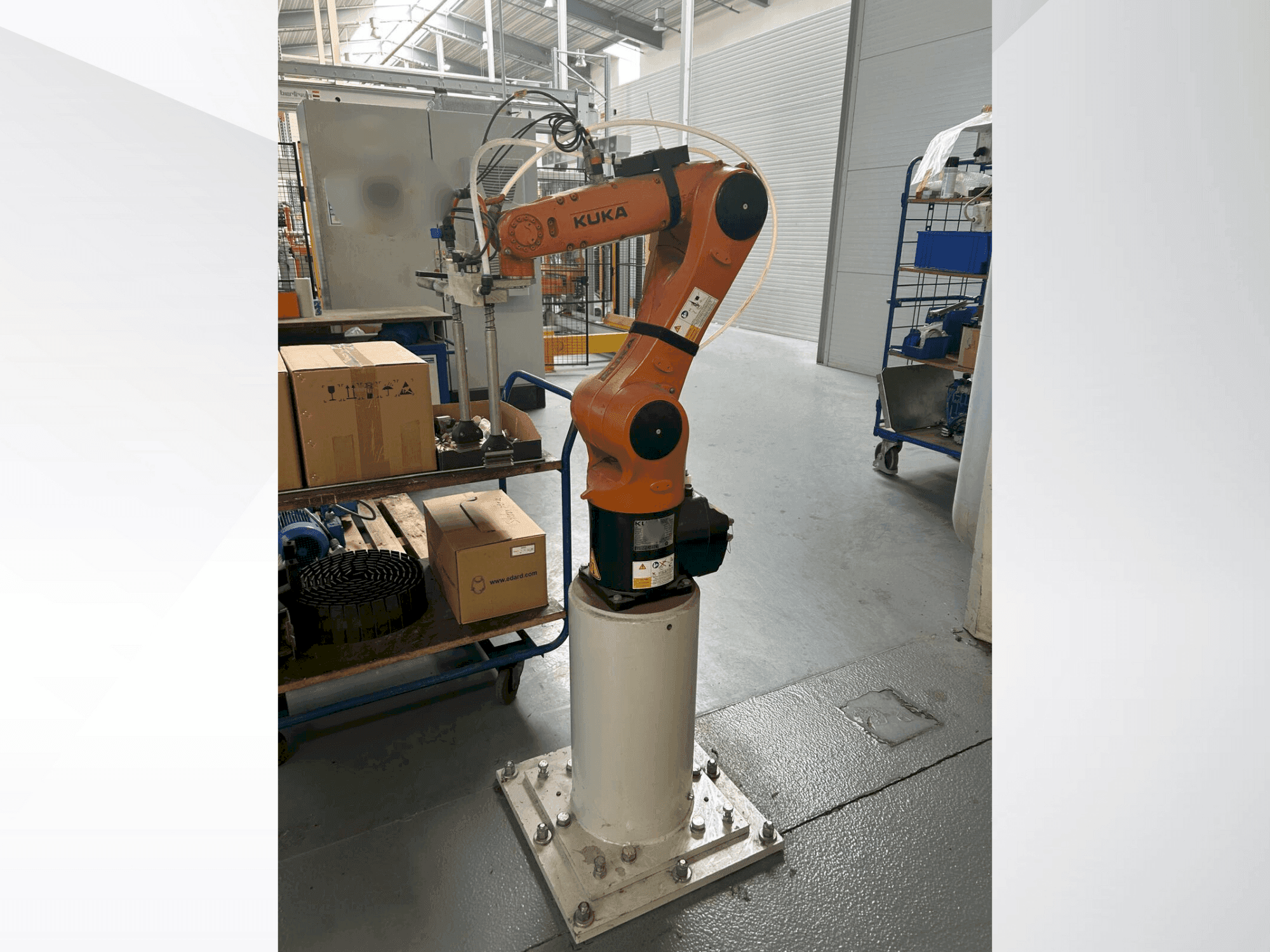Vista Frontal  da KUKA KR 6 R900 fivve  máquina