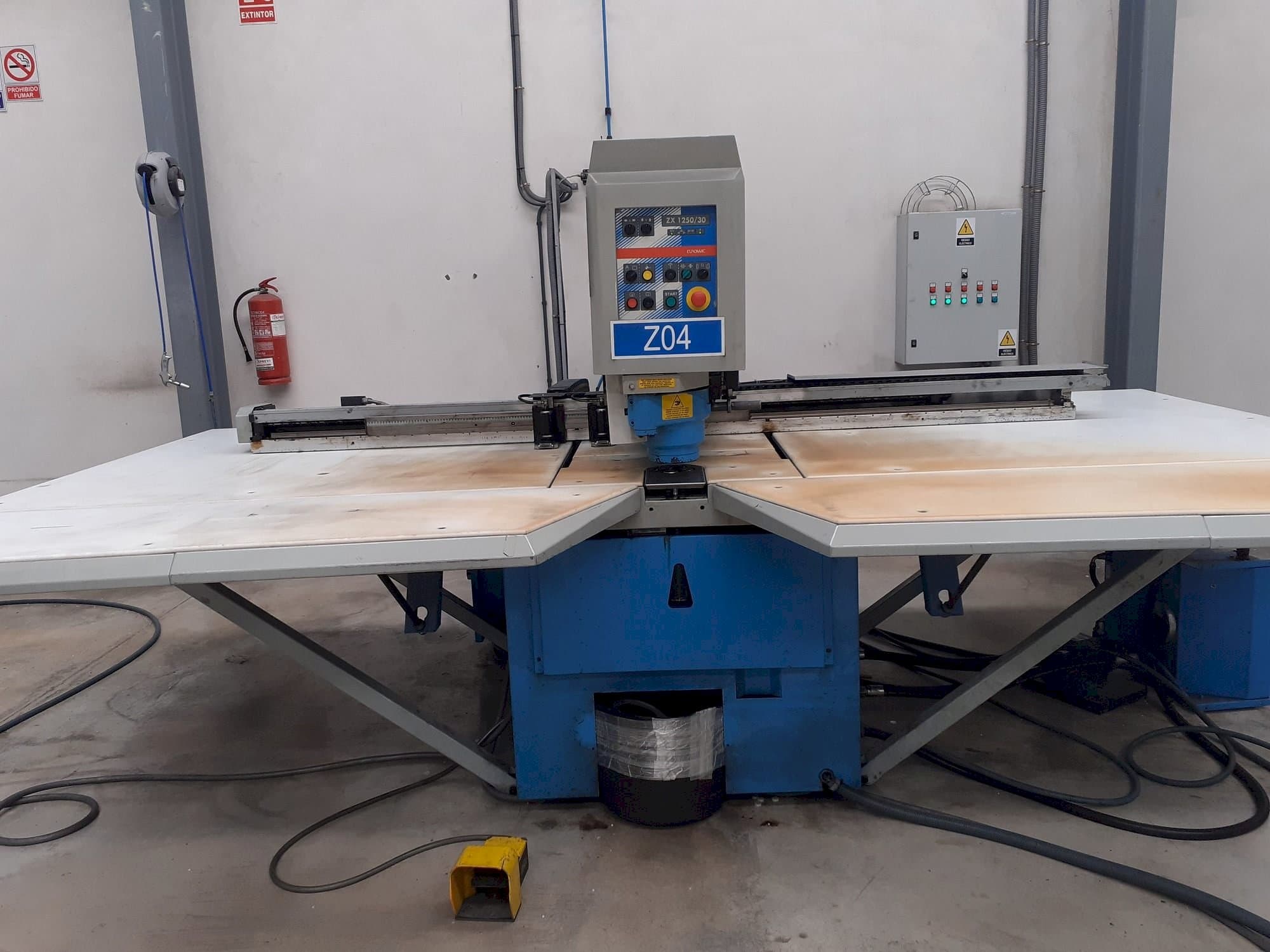 Vista Frontal  da Euromac ZX125-30  máquina