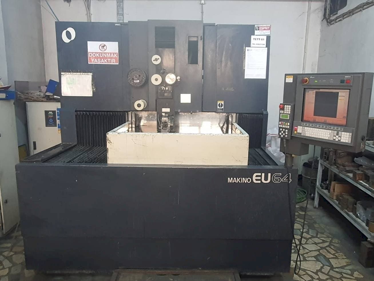 Vista Frontal  da Makino EU64  máquina