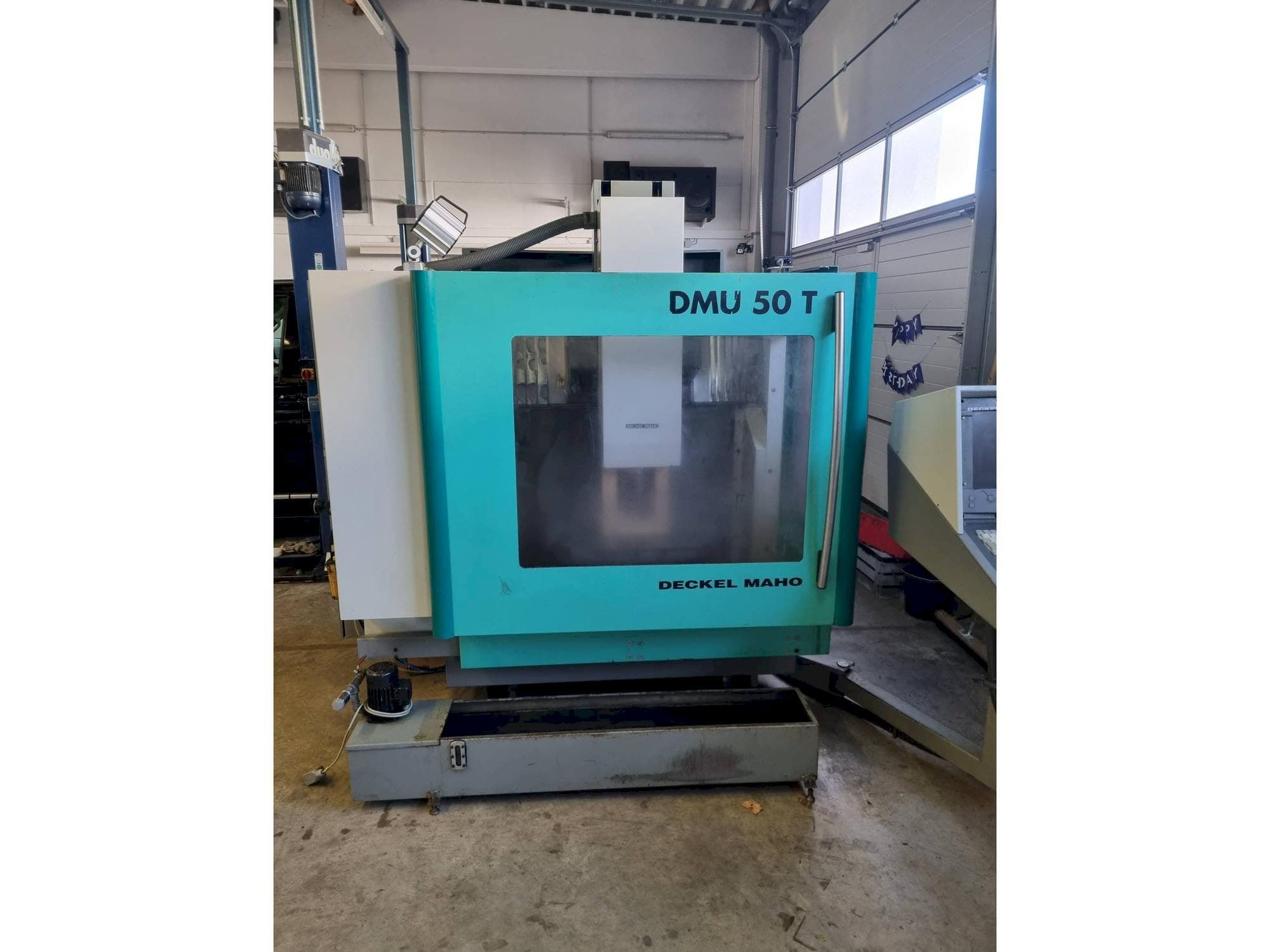 Vista Frontal  da DECKEL MAHO DMU 50 T  máquina