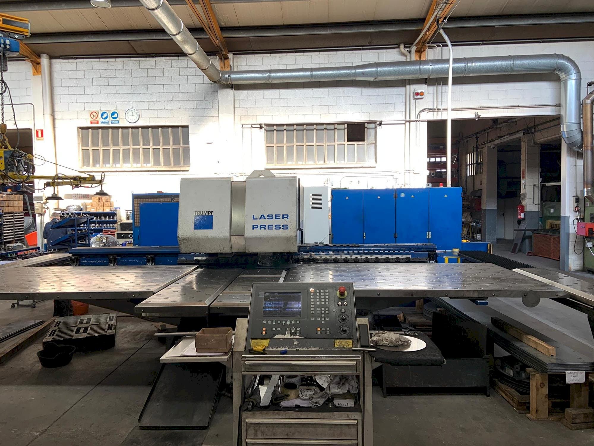 Vista Frontal  da Trumpf Trumatic 600 L  máquina