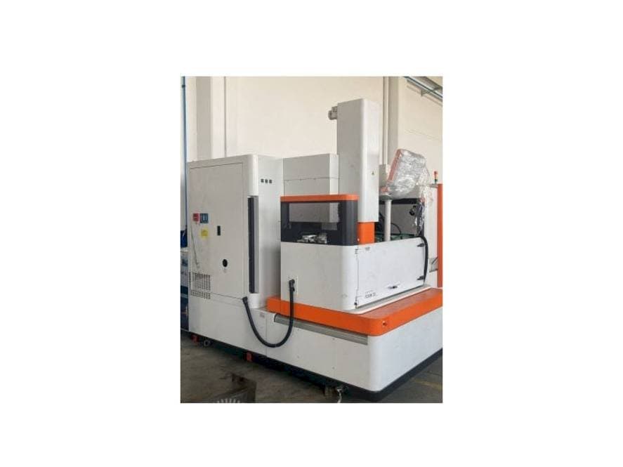 Vista Frontal  da AgieCharmilles FORM 30  máquina