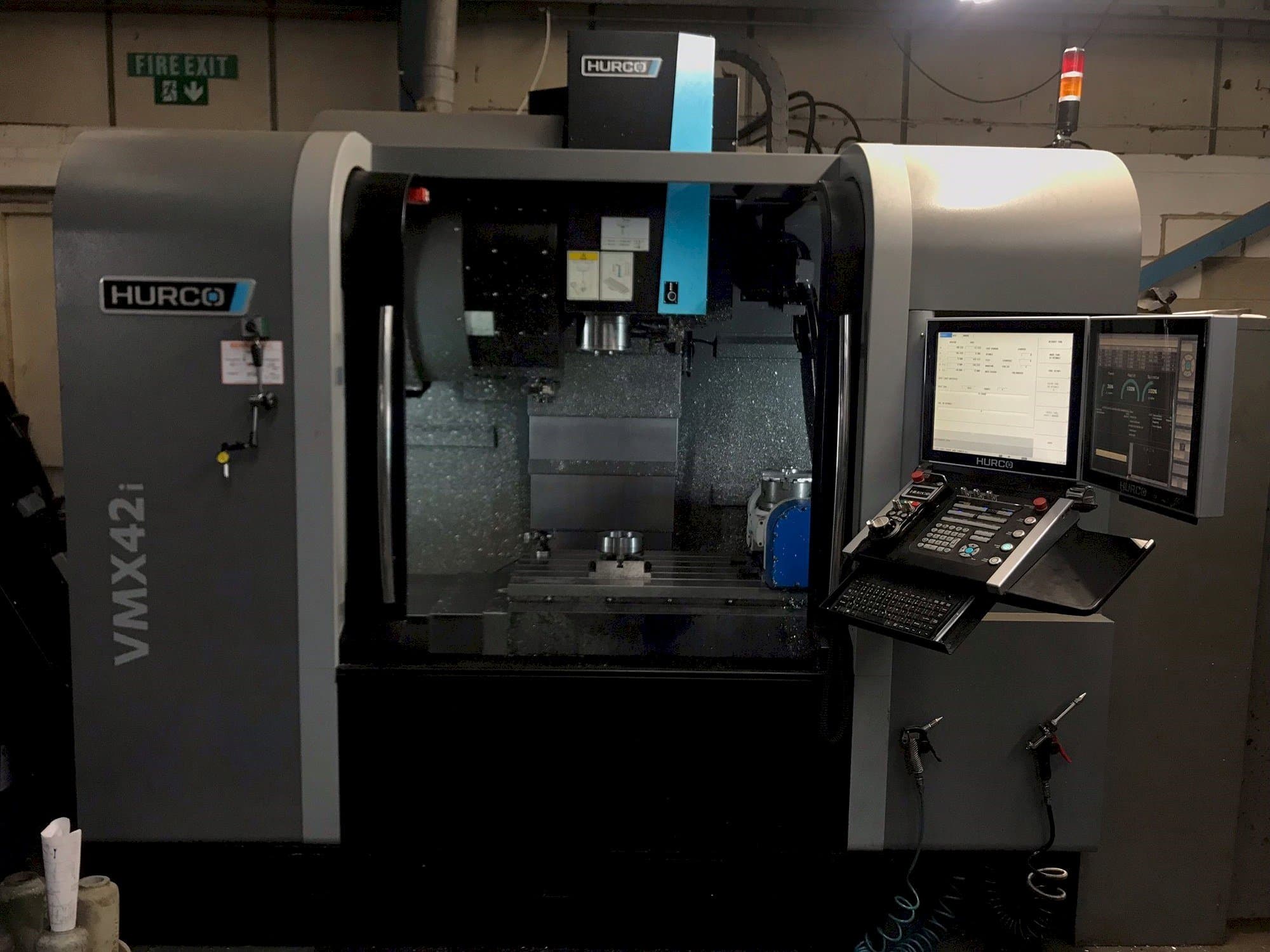 Vista Frontal  da Hurco VMX42i  máquina