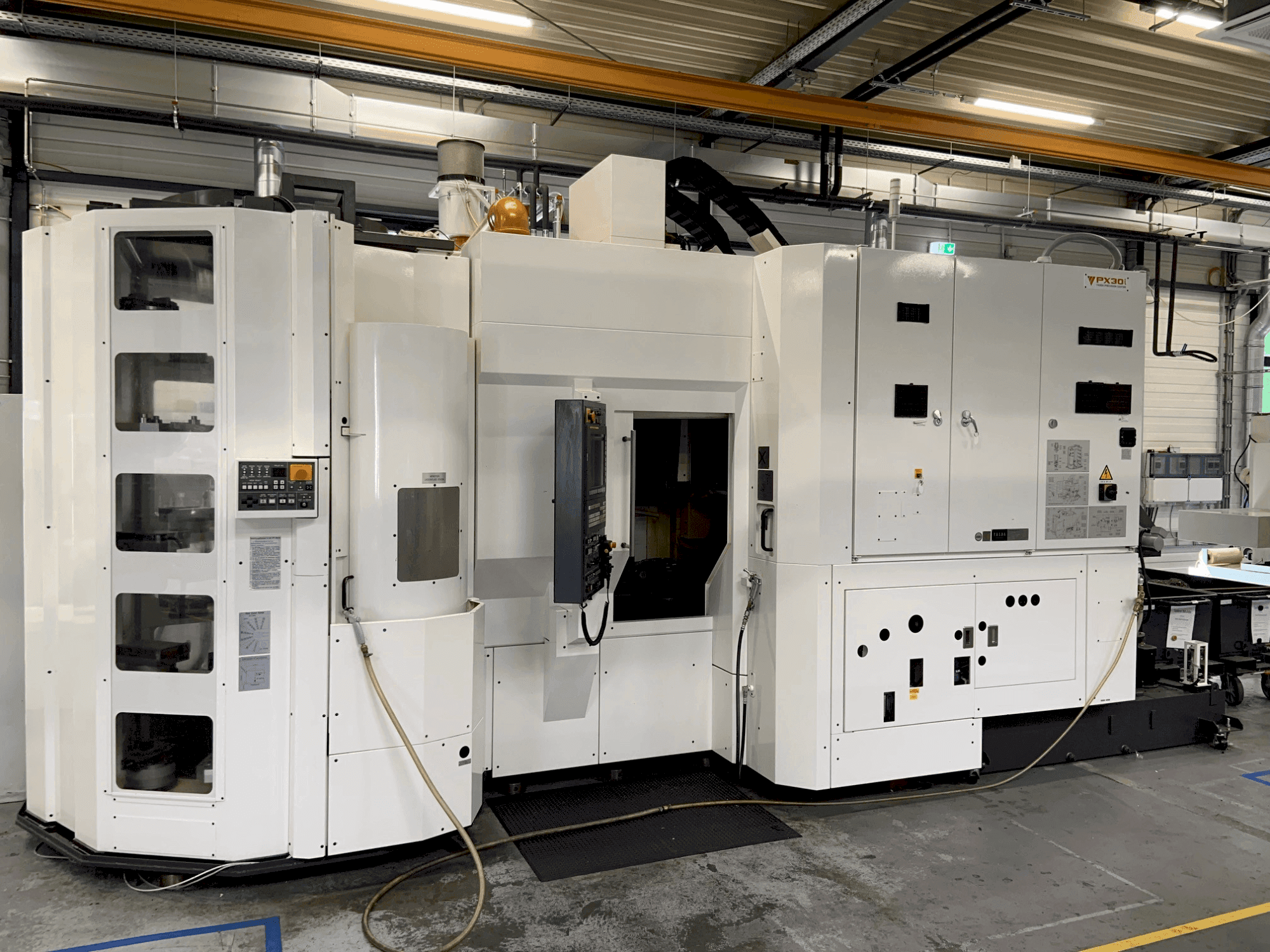 Vista Frontal  da YASDA Px30i  máquina