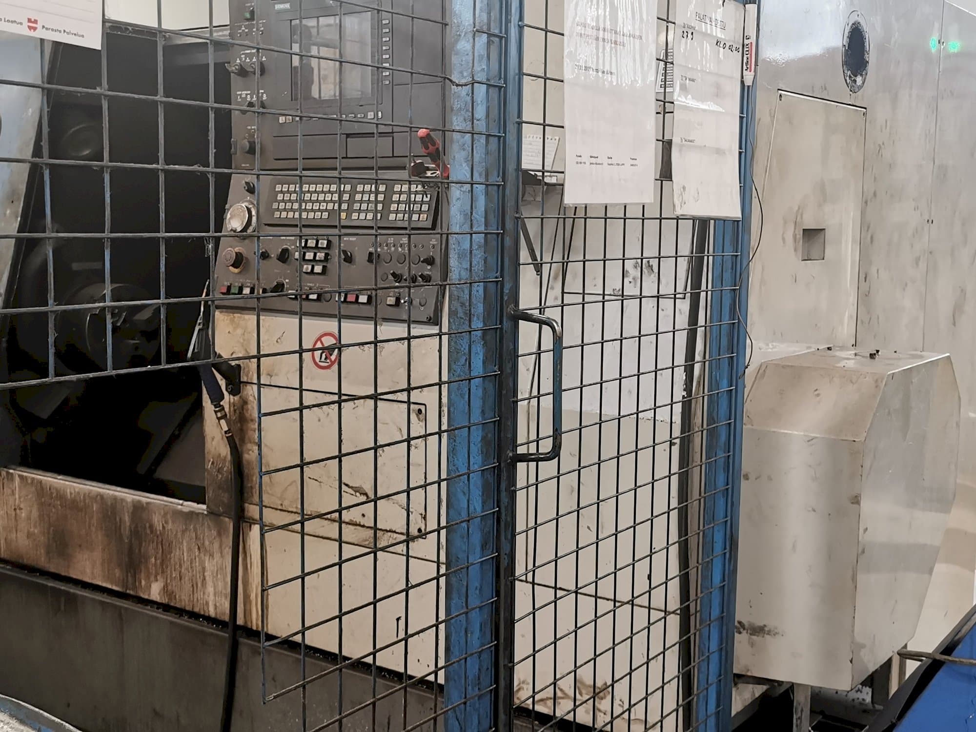 Vista Frontal  da Hyundai HIT 250 S  máquina