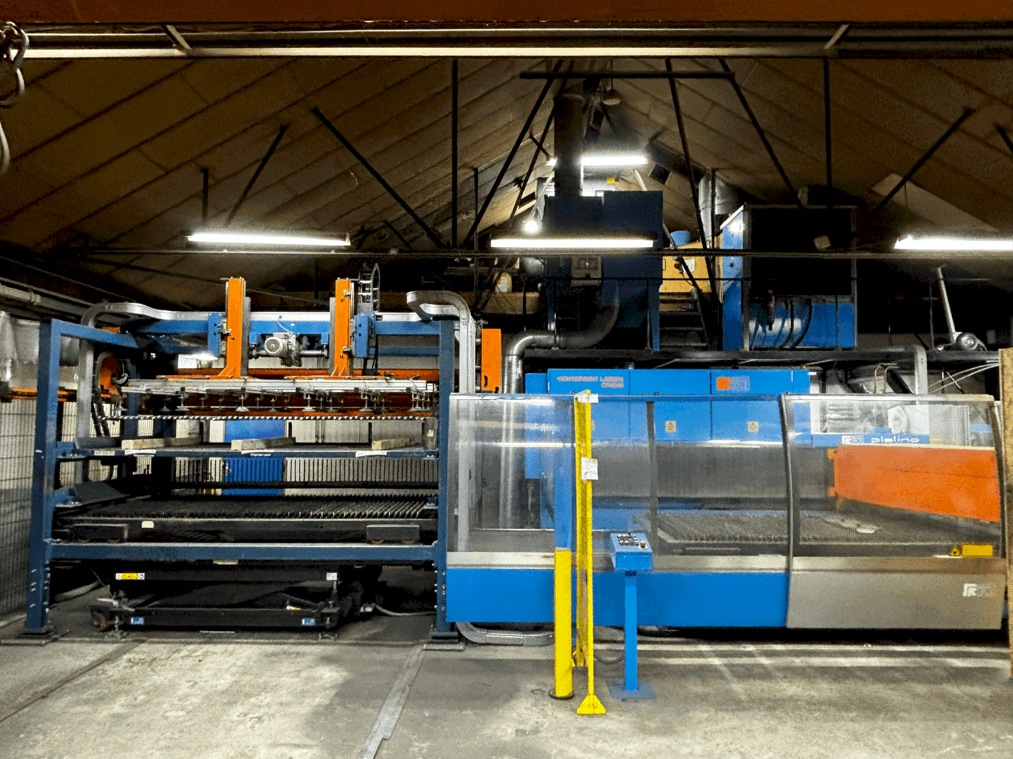 Vista Frontal  da Prima Industrie Platino 1530  máquina