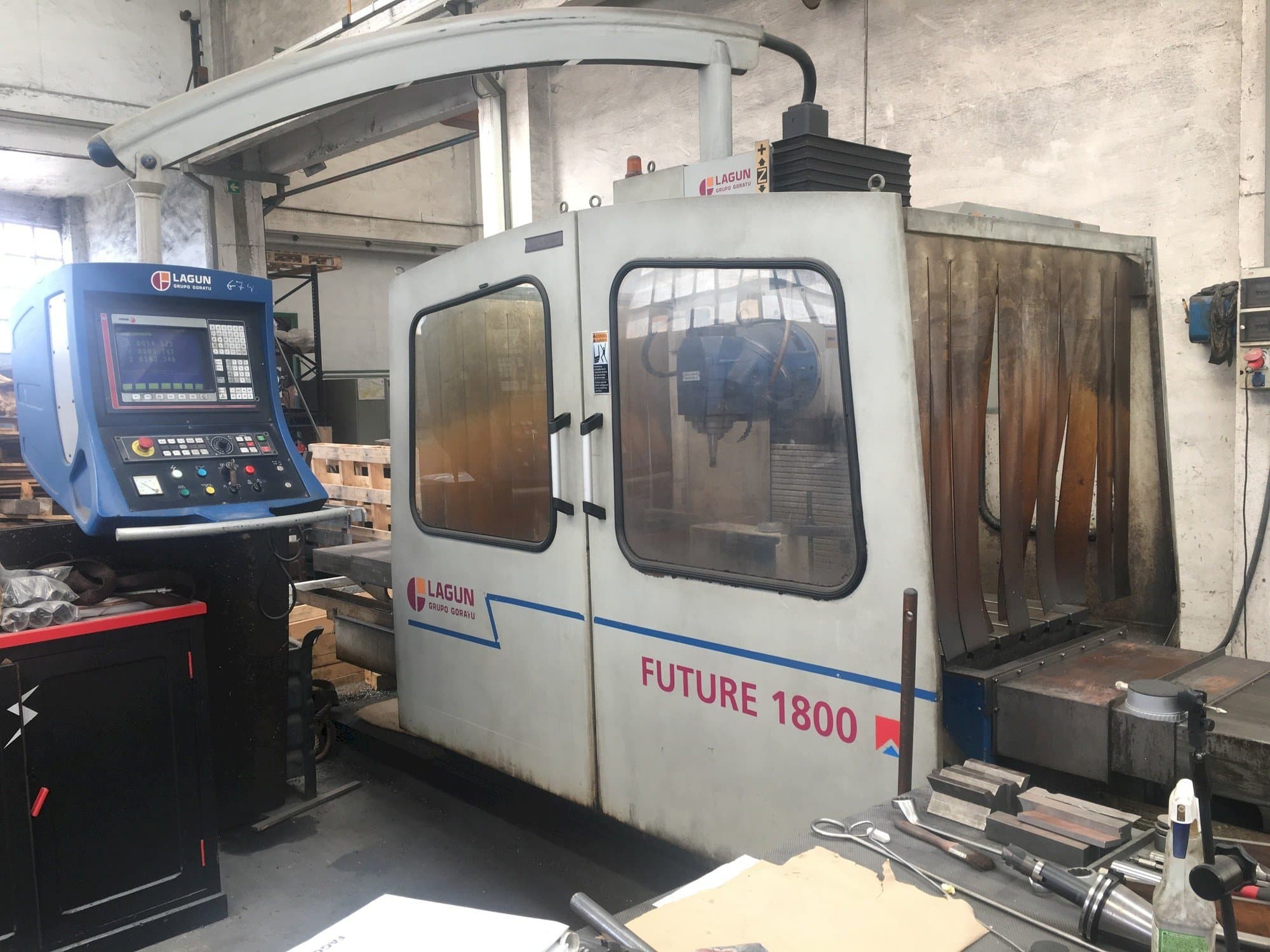 Vista Frontal  da LAGUN Future 1800  máquina
