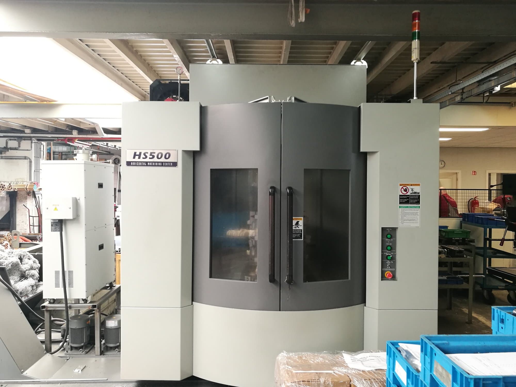 Vista Frontal  da Hyundai Kia HS500  máquina