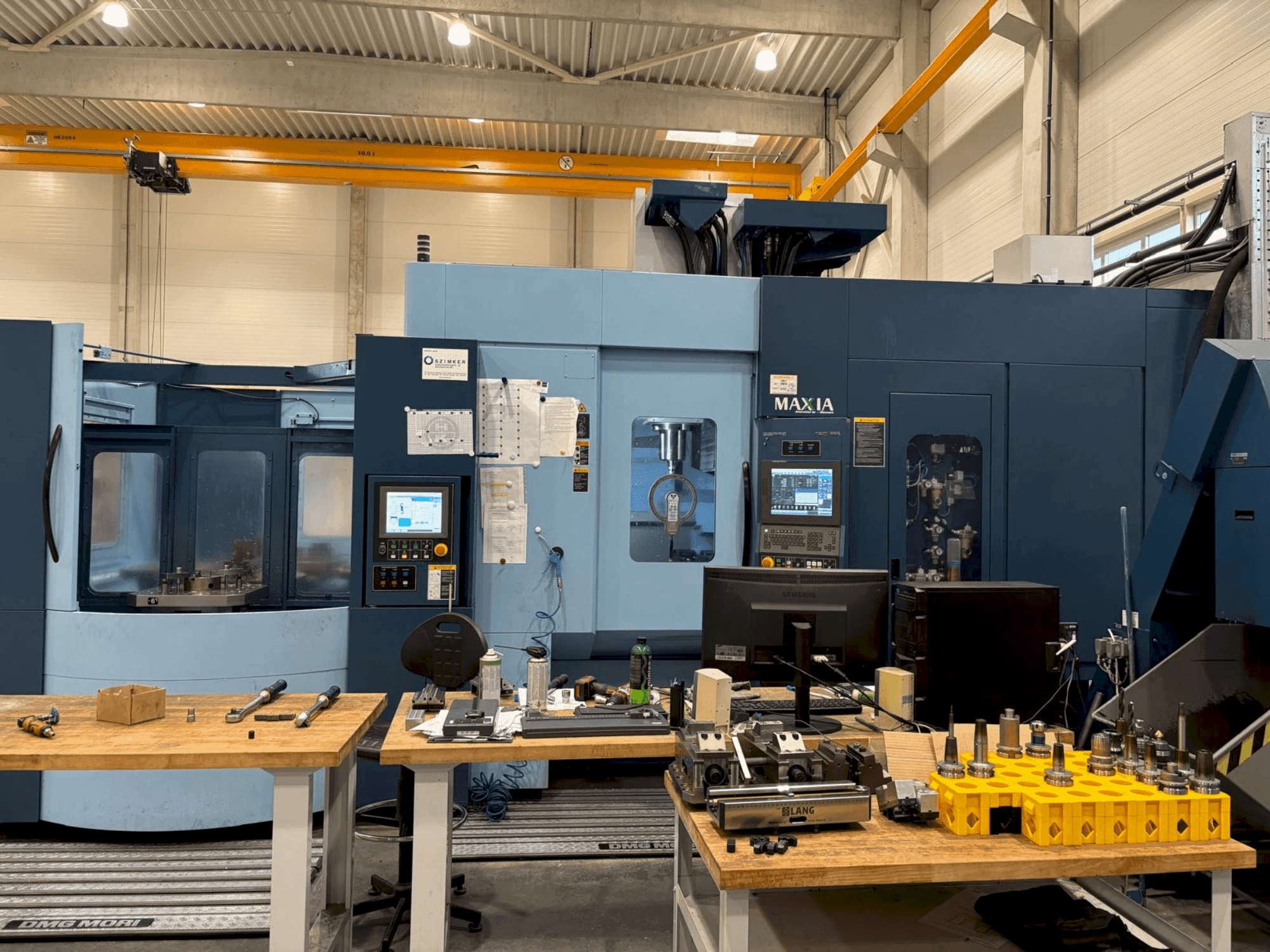 Vista Frontal  da Matsuura MAM72-70V  máquina