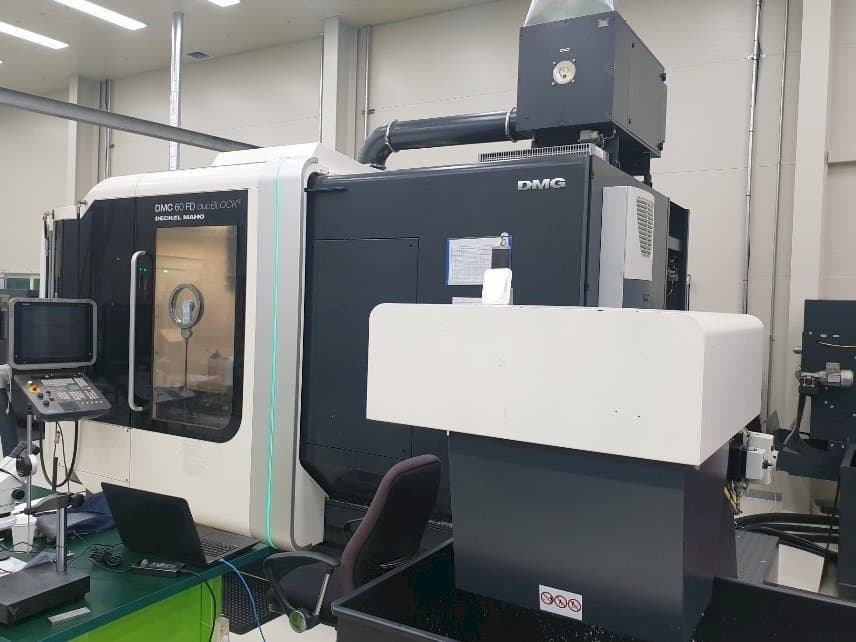 Vista Frontal  da DMG Deckel Maho DMC 60 FD duoBLOCK  máquina