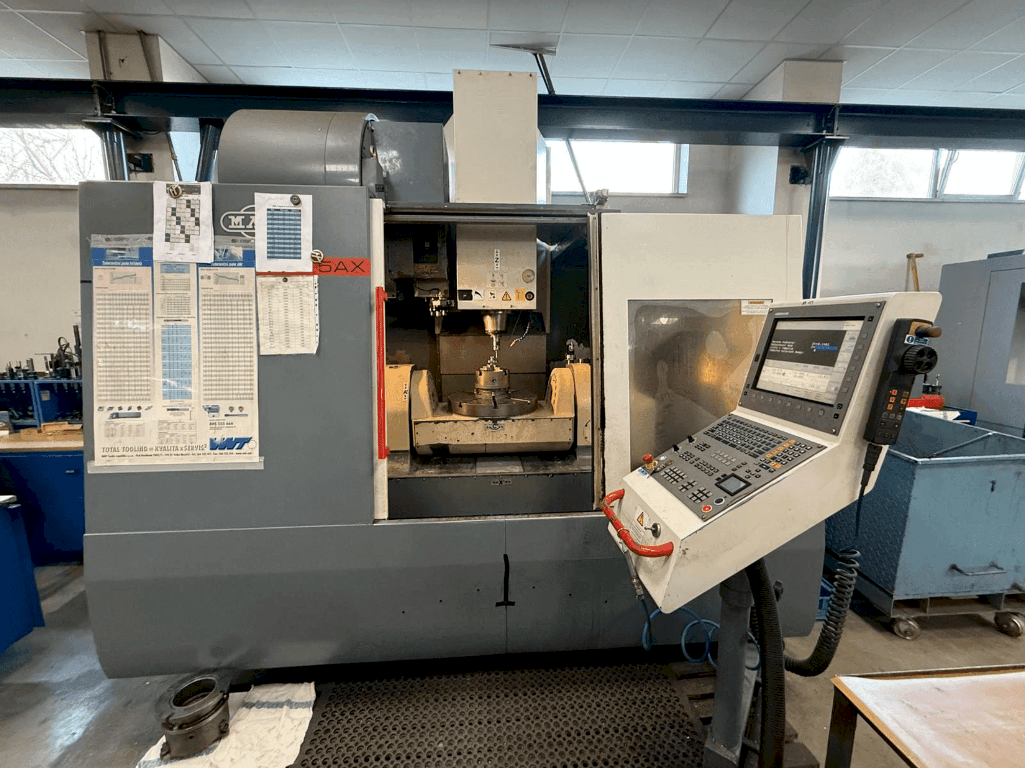 Vista Frontal  da KOVOSVIT MAS MCV 1000 Speed 5AX  máquina