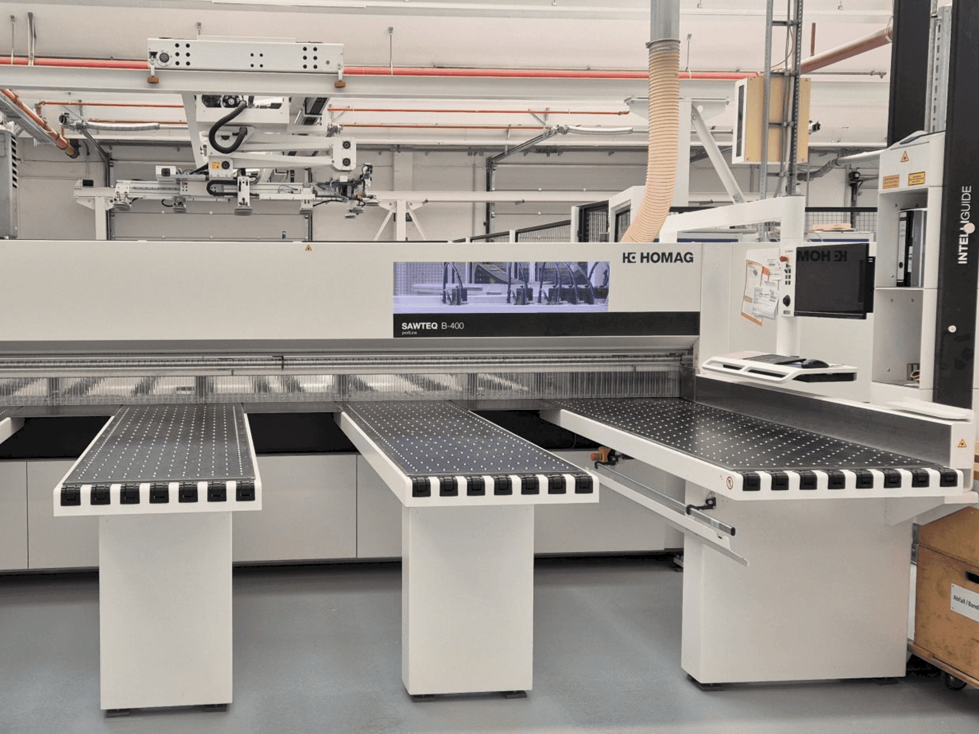 Vista Frontal  da HOLZMA HPP 400  máquina