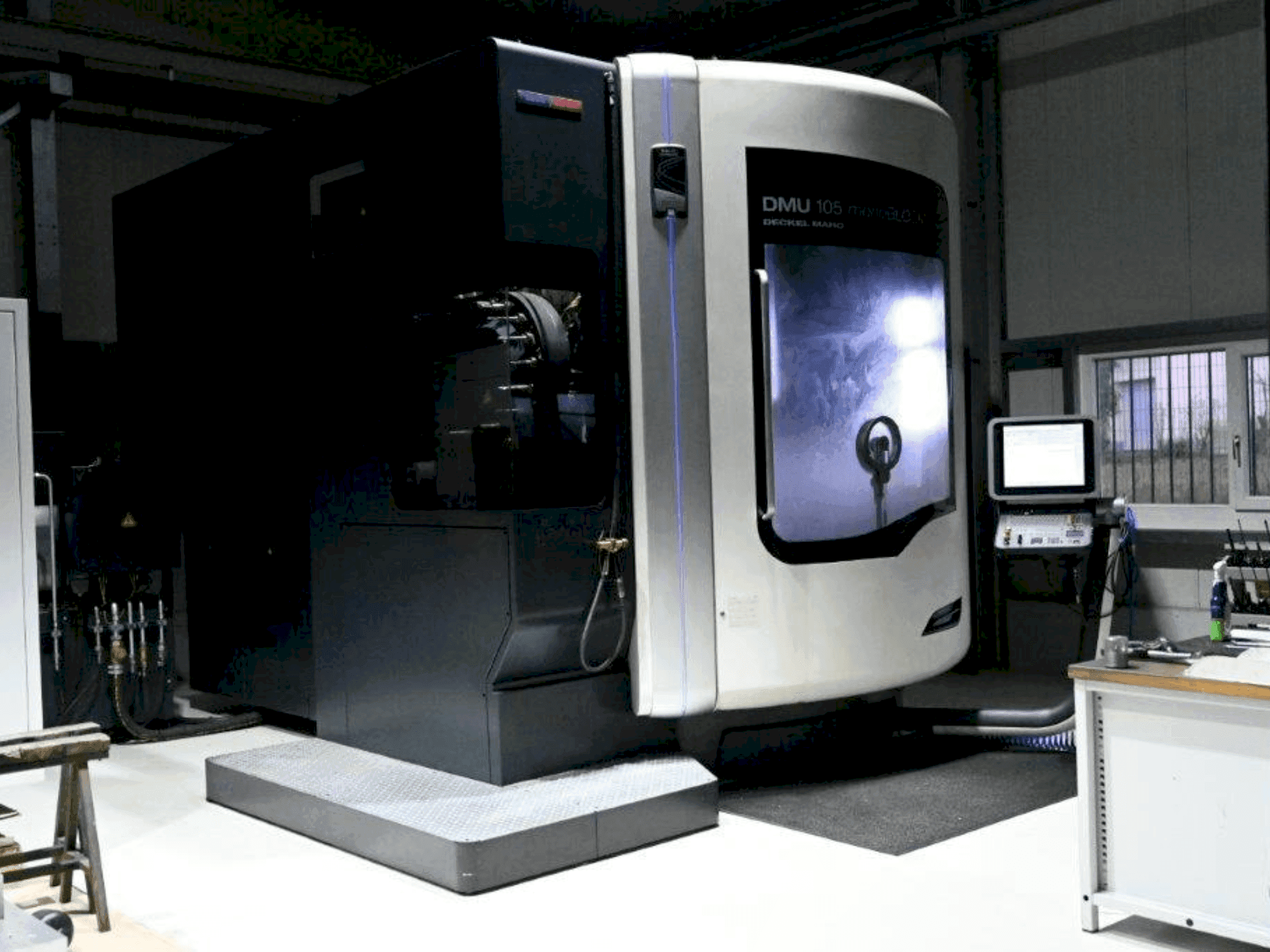 Vista Frontal  da DMG DMU 105 MonoBlock  máquina