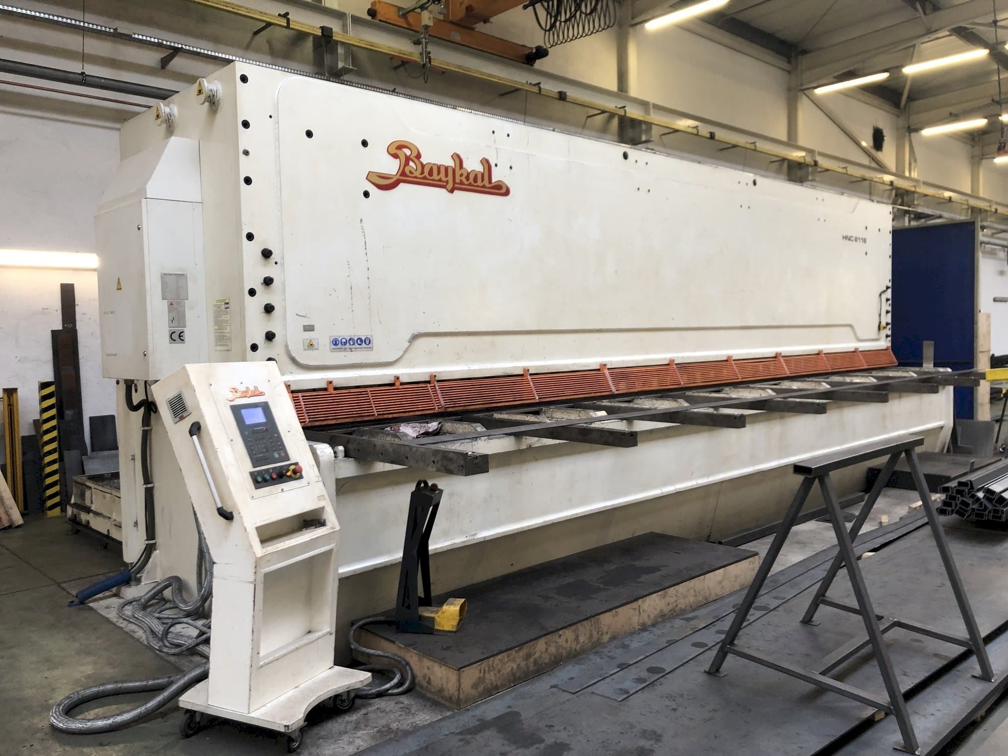 Vista Frontal  da Baykal HNC 8116  máquina