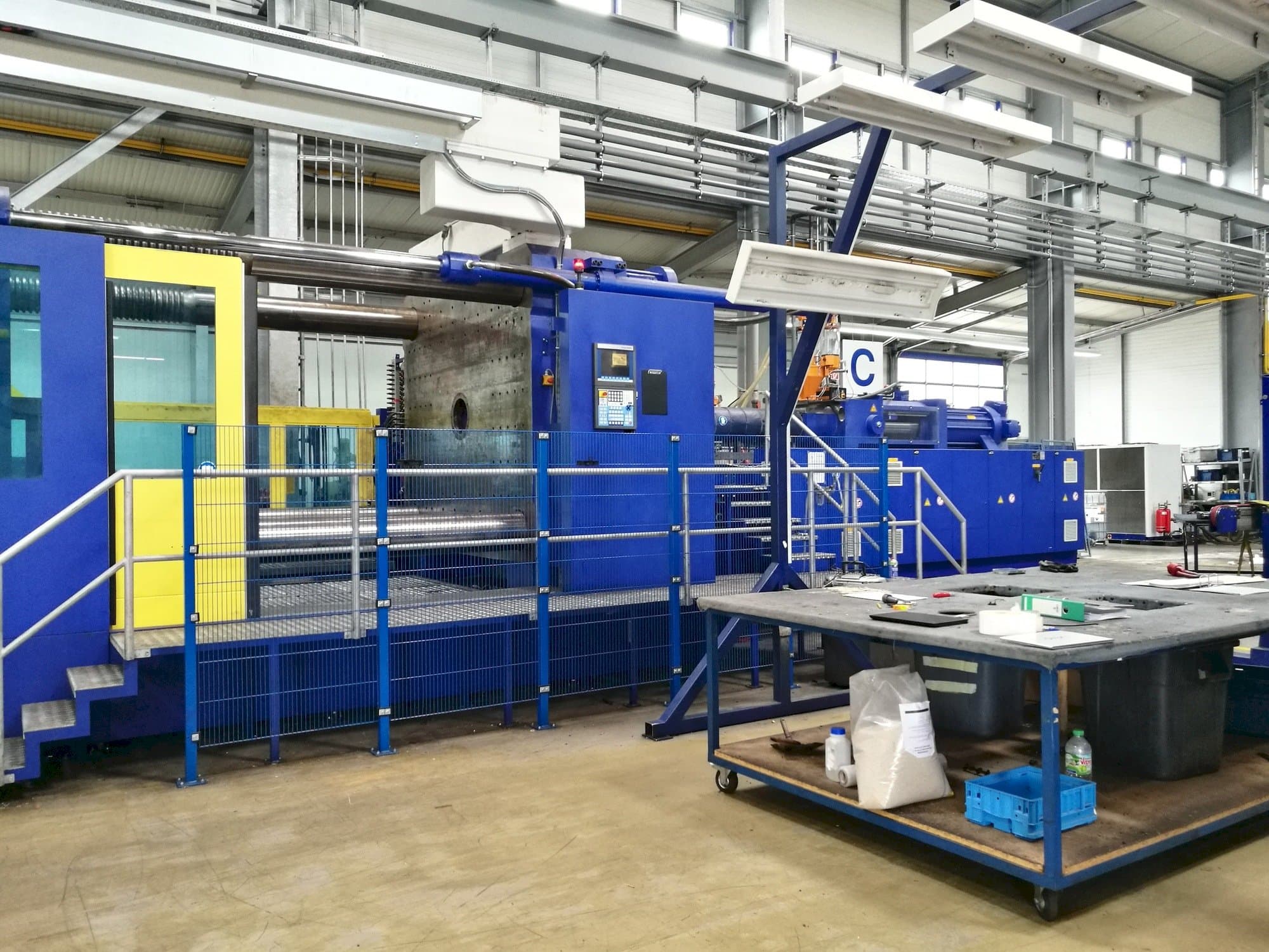 Vista Frontal  da Krauss Maffei 2300-12000 MX  máquina