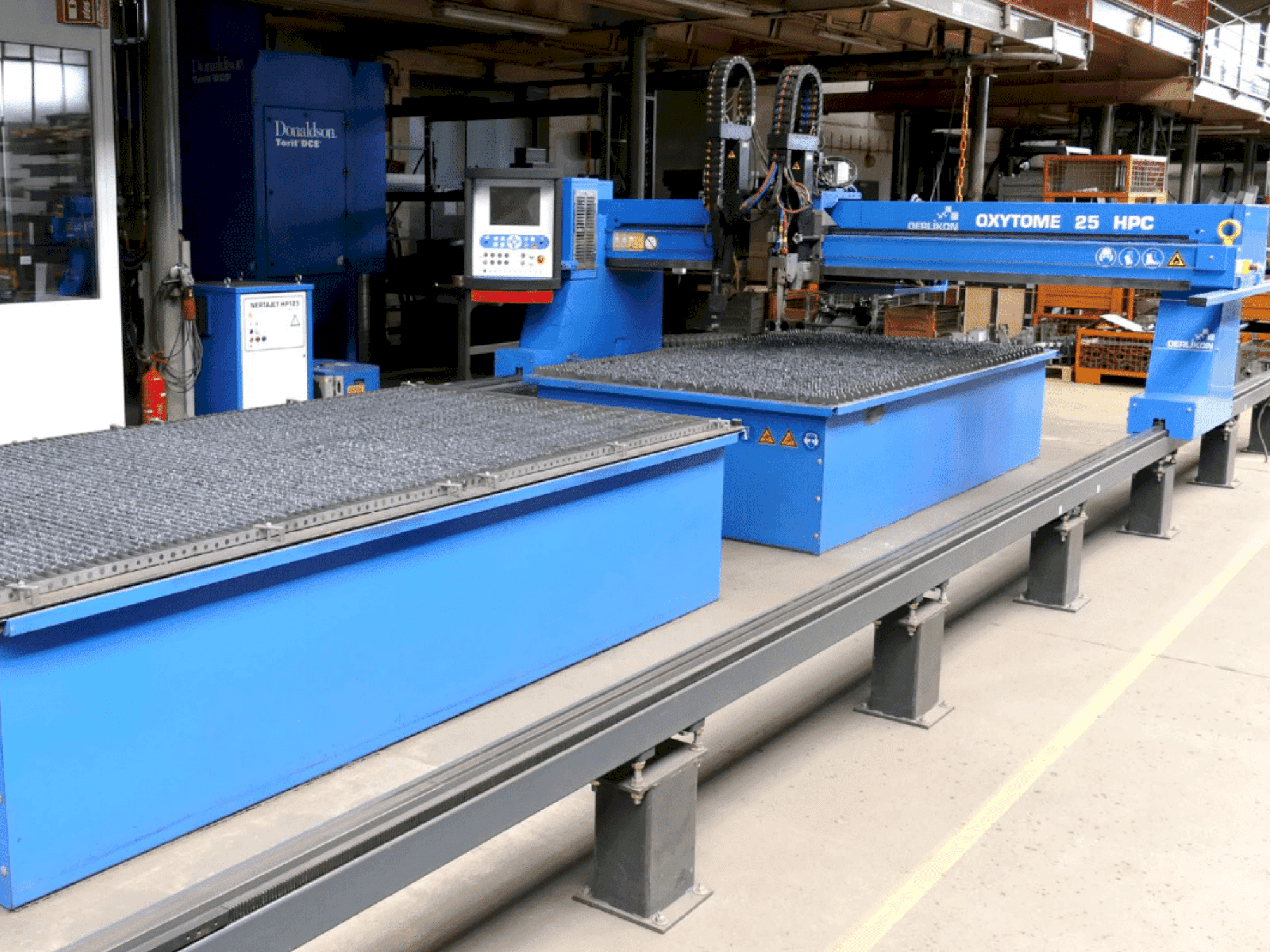 Vista Frontal  da Oerlikon Oxytome 25 HPC  máquina