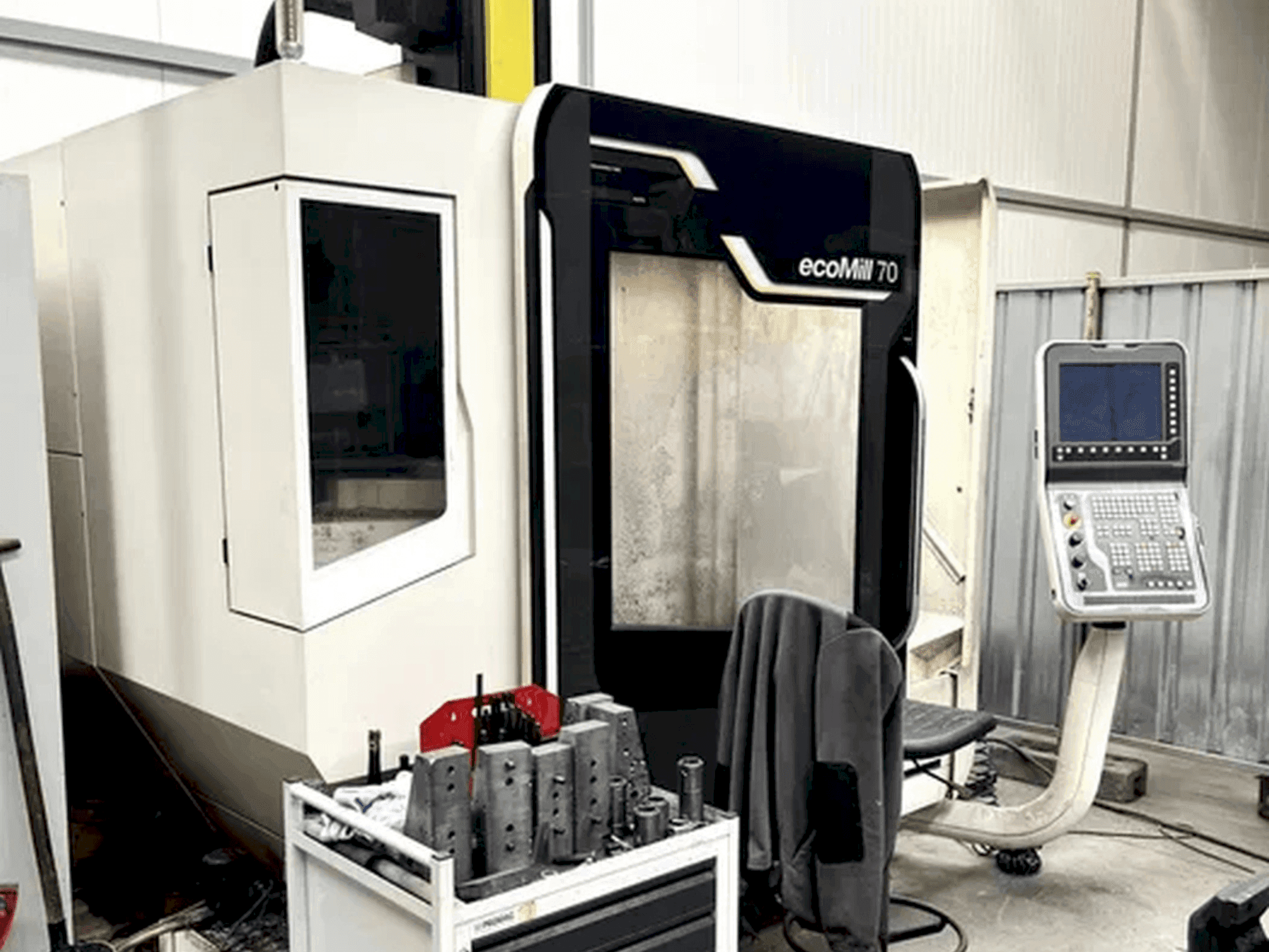 Vista Frontal  da DMG MORI ecoMill 70  máquina
