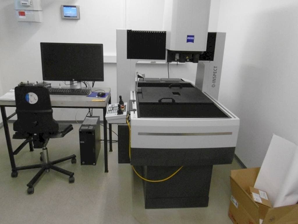 Vista Frontal  da ZEISS O-Inspect 543  máquina