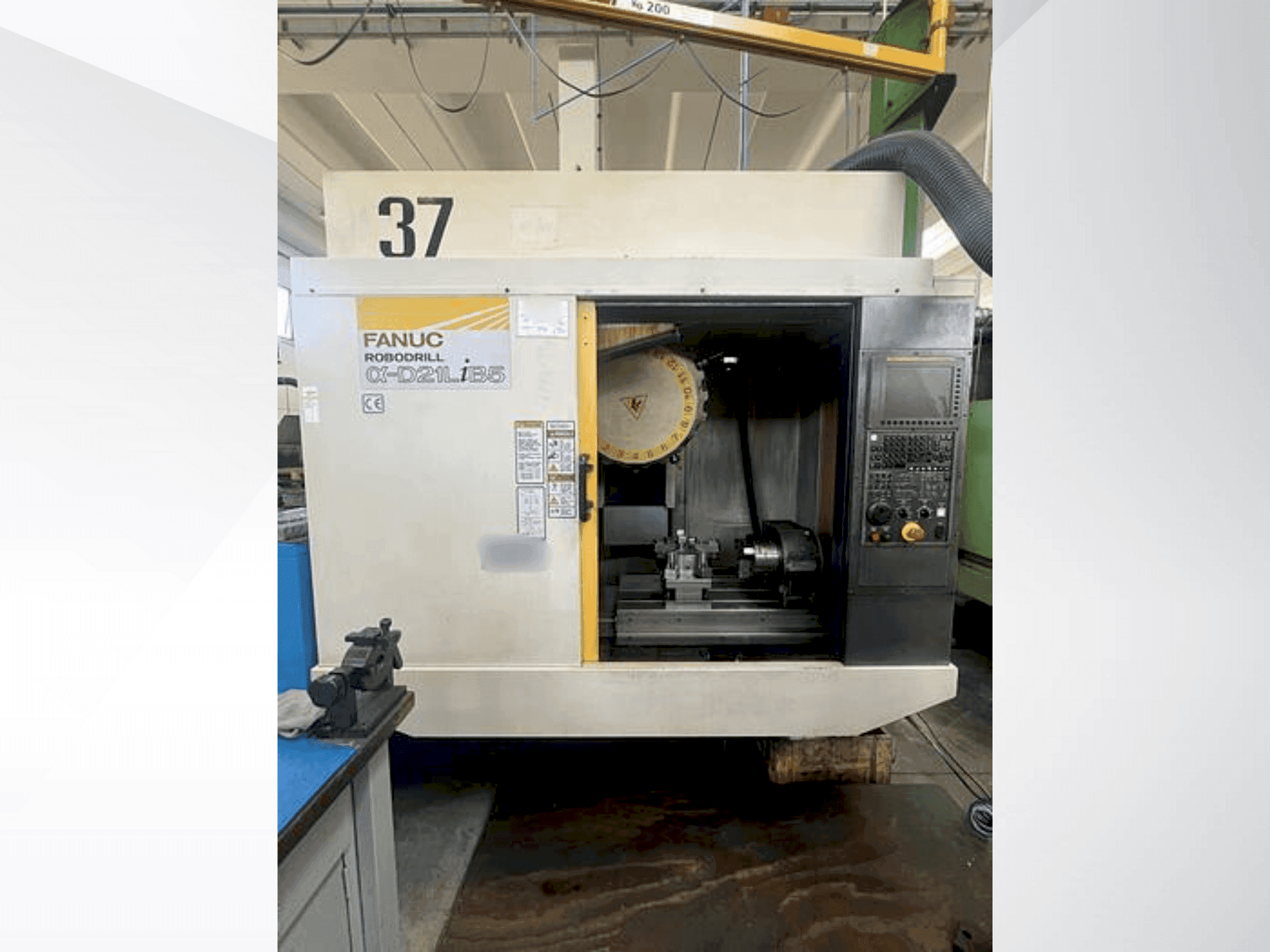Vista Frontal  da FANUC Robodrill Alpha-D21LiB5  máquina