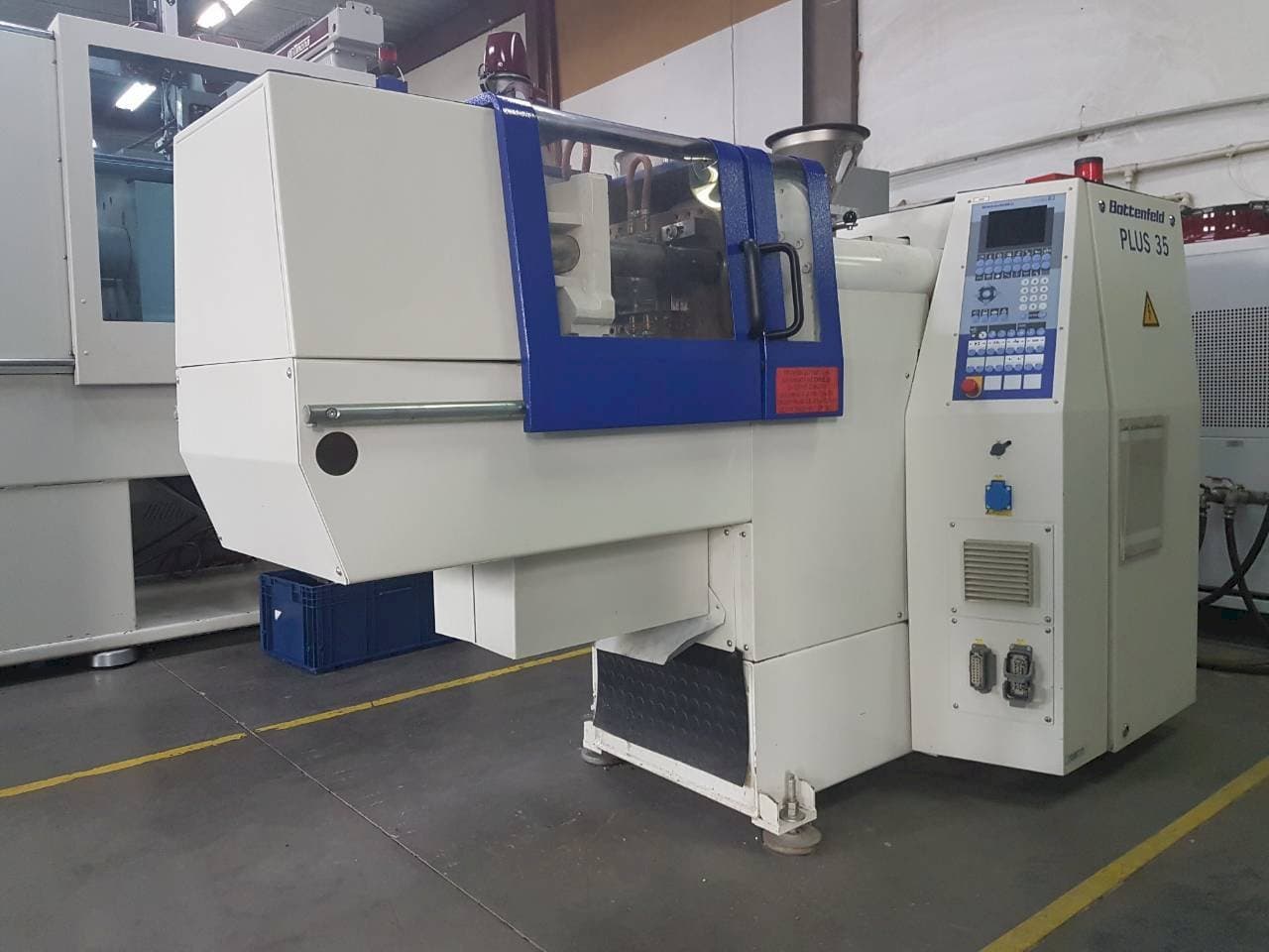 Vista Frontal  da Battenfeld PLUS 35/75  máquina