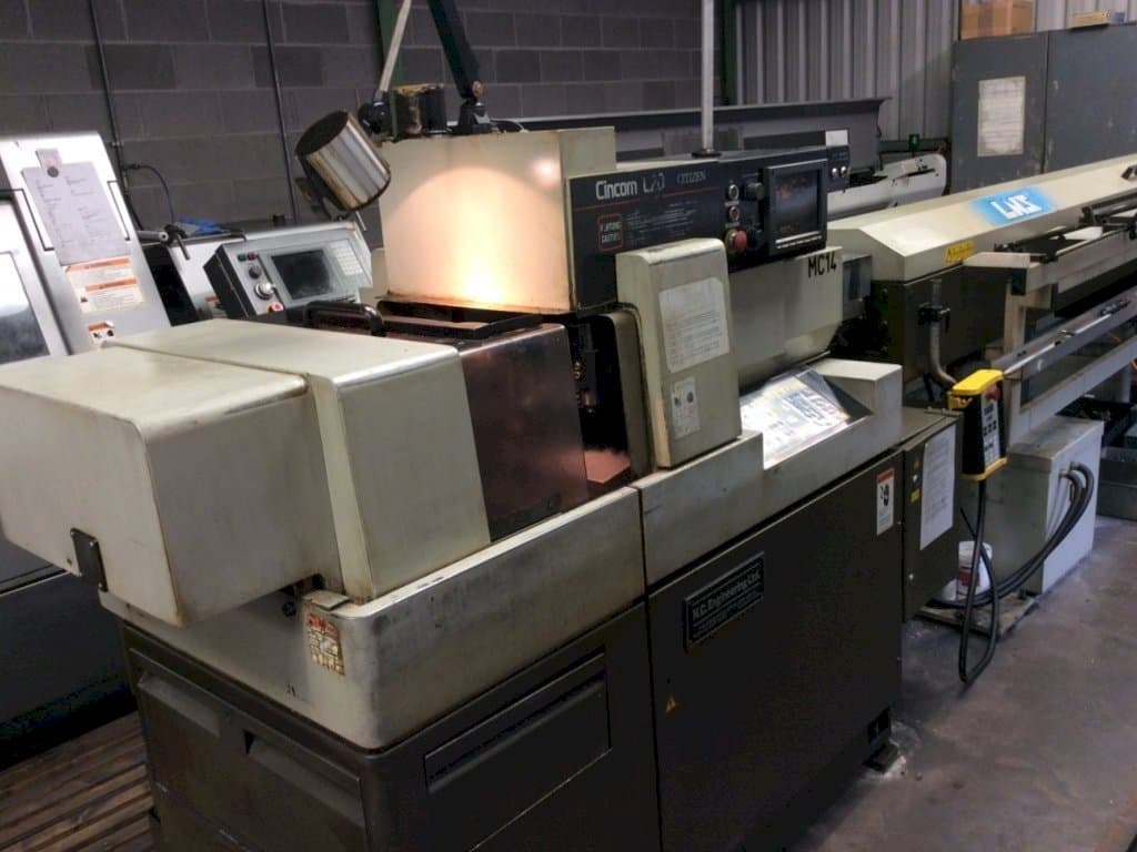 Vista Frontal  da Citizen Cincom L320  máquina