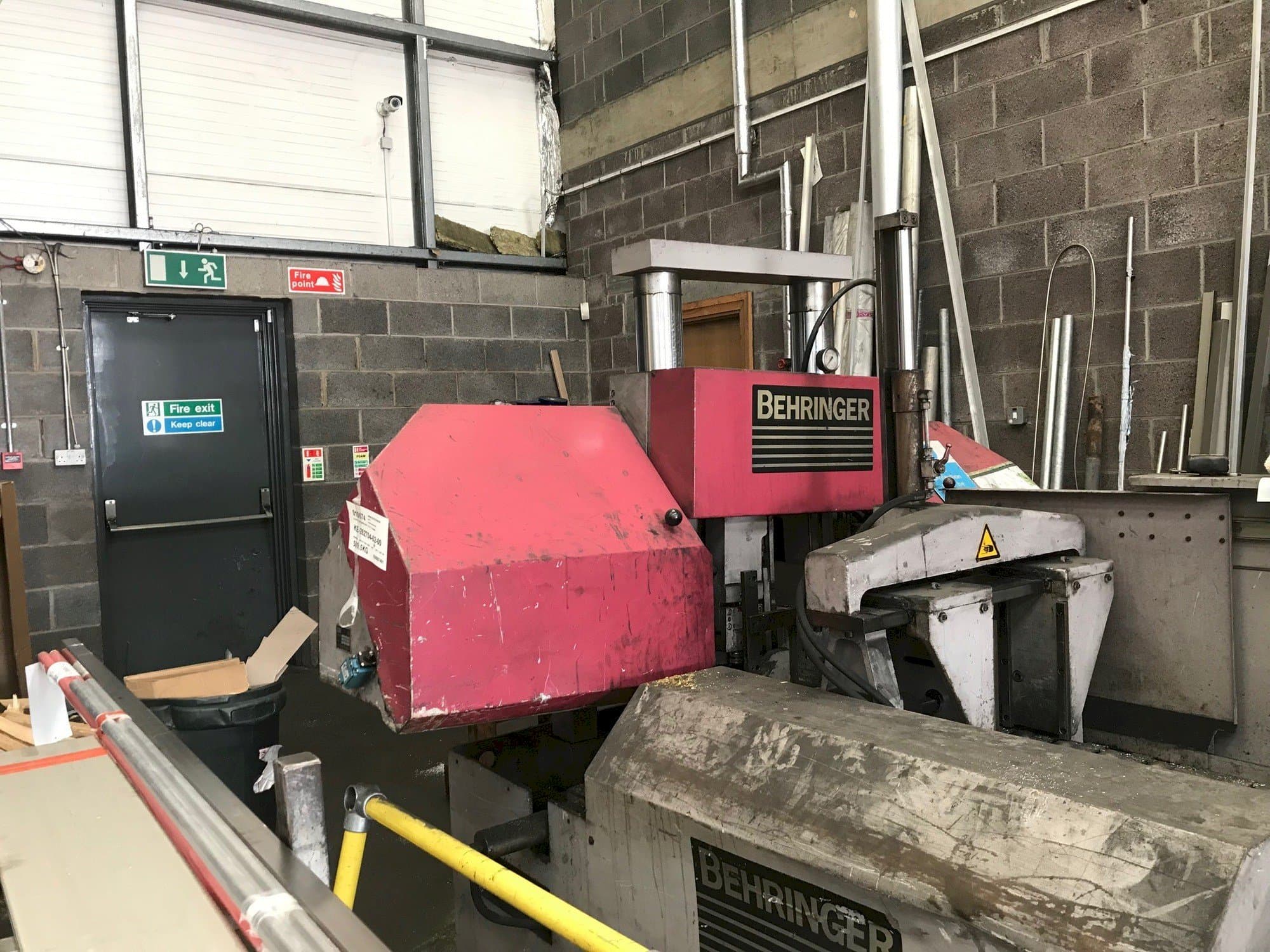 Vista Frontal  da Behringer HBP303A  máquina