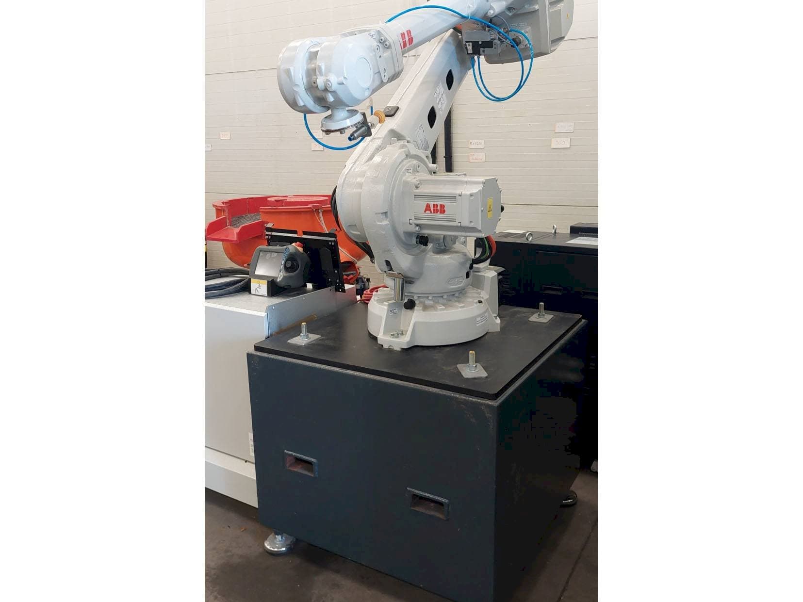 Vista Frontal  da ABB IRB 4600  máquina