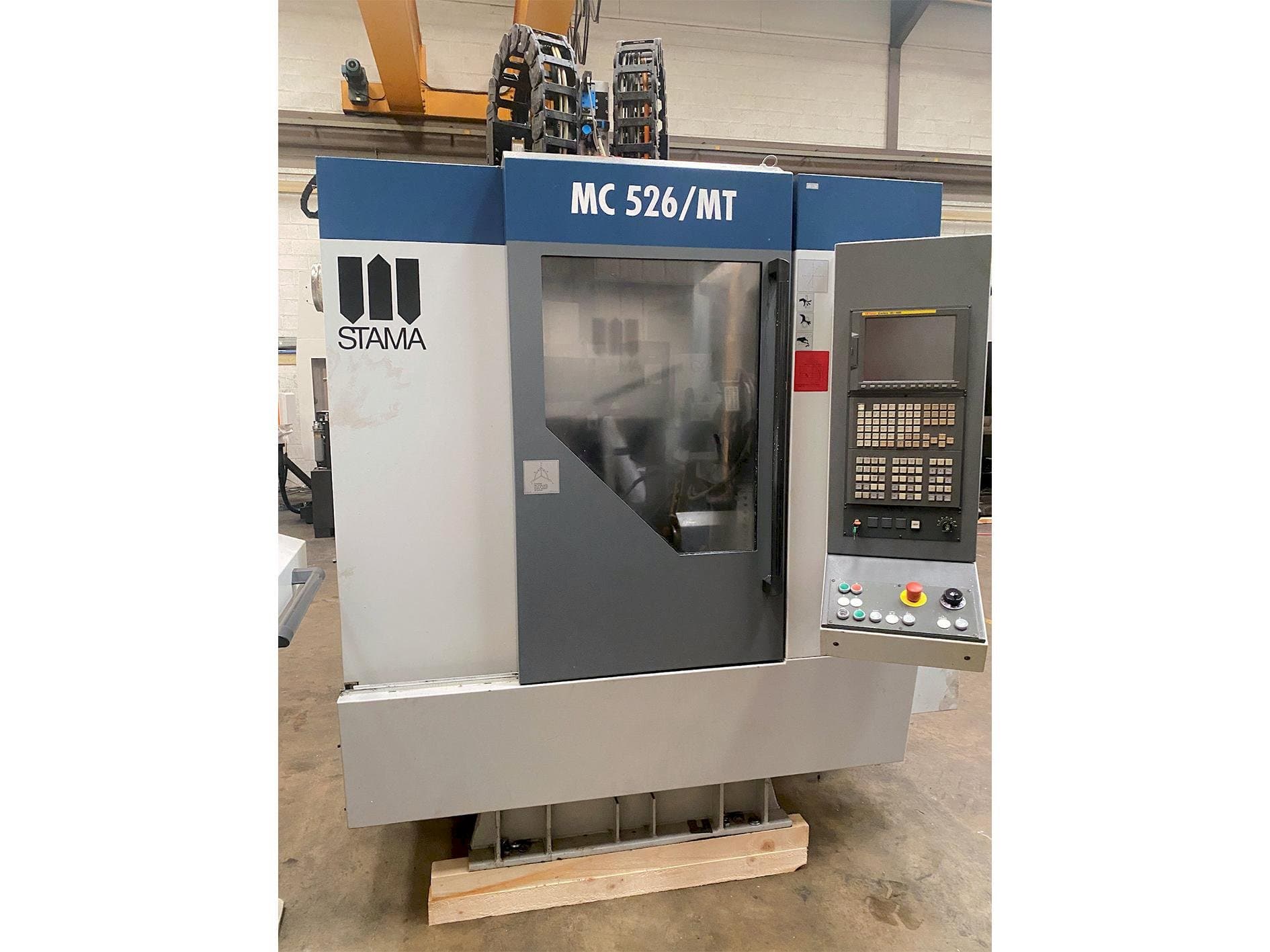 Vista Frontal  da STAMA MC 526  máquina
