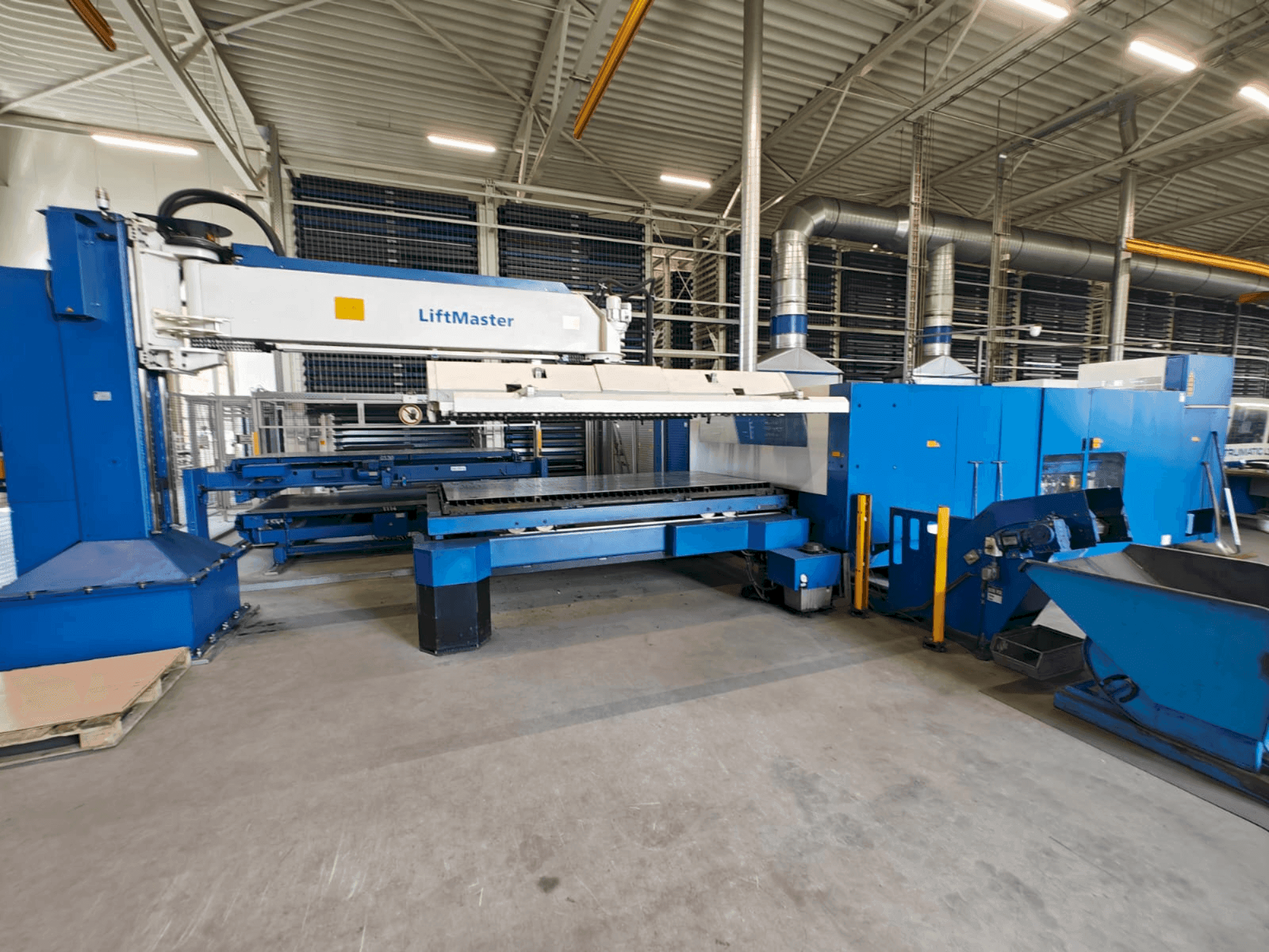 Vista Frontal  da TRUMPF TruLaser 5030 classic 6,0kW + LiftMaster  máquina