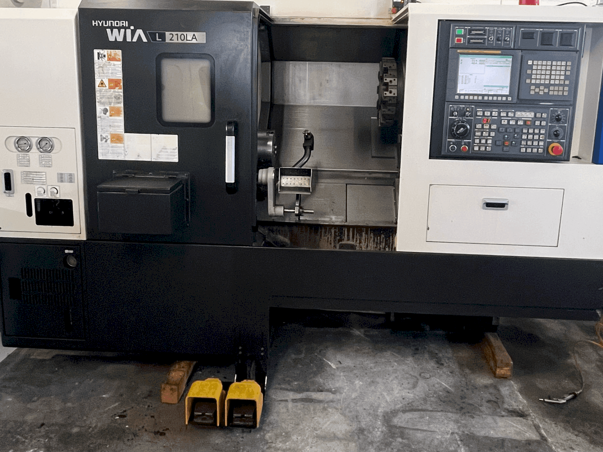 Vista Frontal  da HYUNDAI KIA L 210LA  máquina