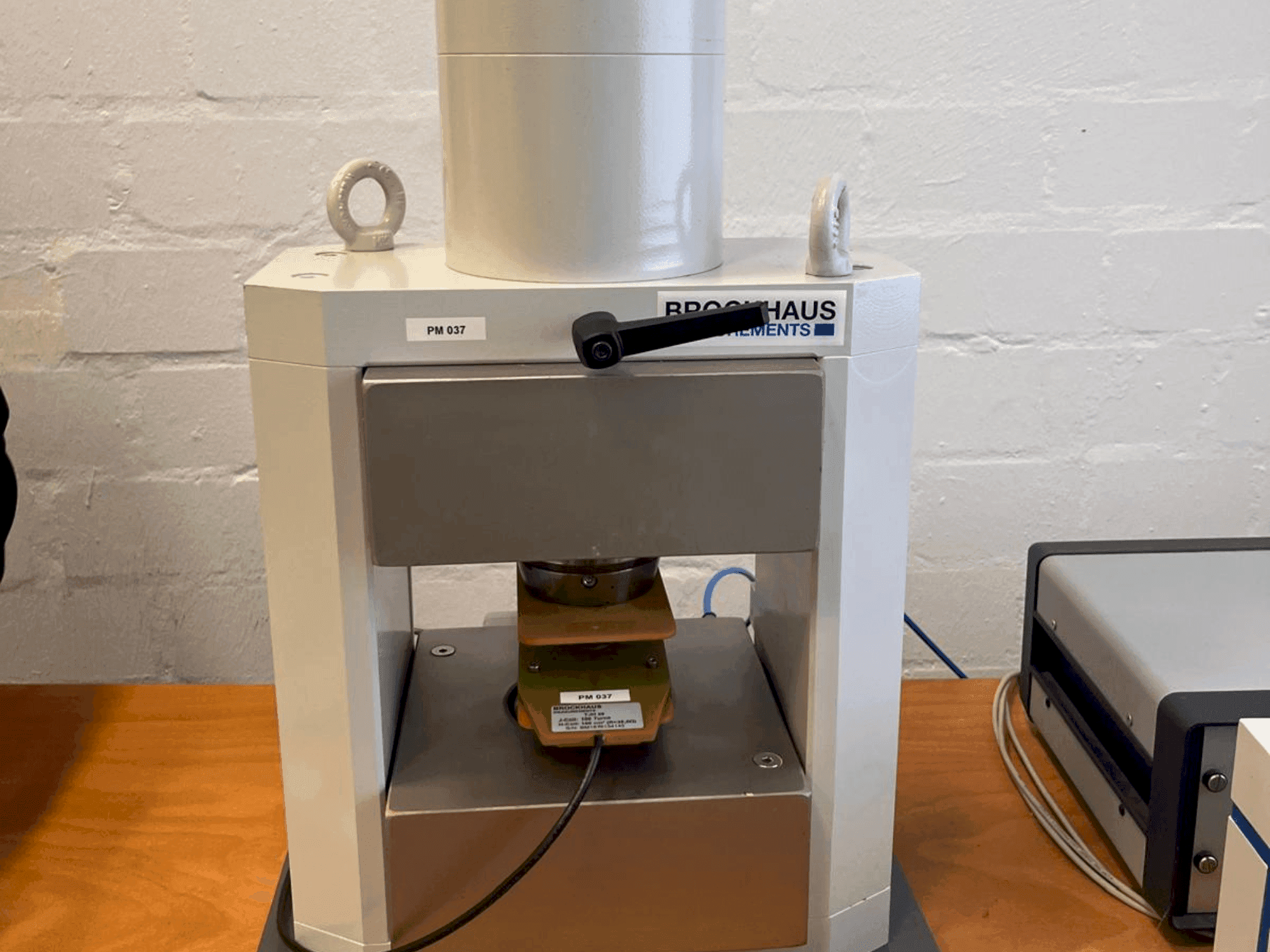 Vista Frontal  da BROCKHAUS HG200 D  máquina