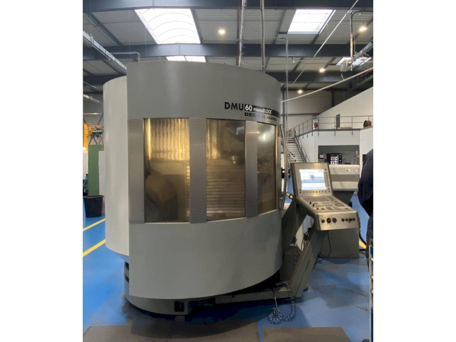 Vista Frontal  da DECKEL MAHO Type DMU60 MonoBlock  máquina