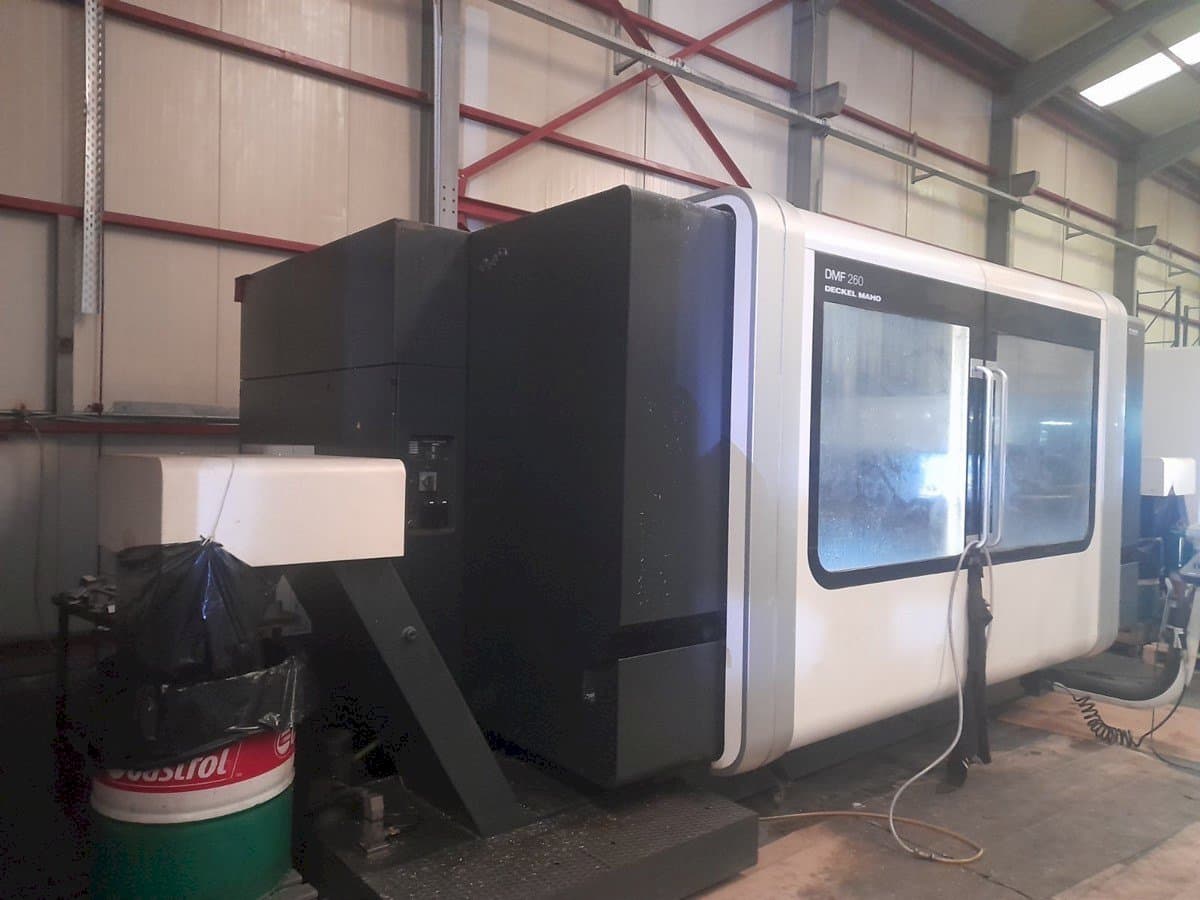 Vista Lateral Esquerda  da DECKEL MAHO DMF 260  máquina