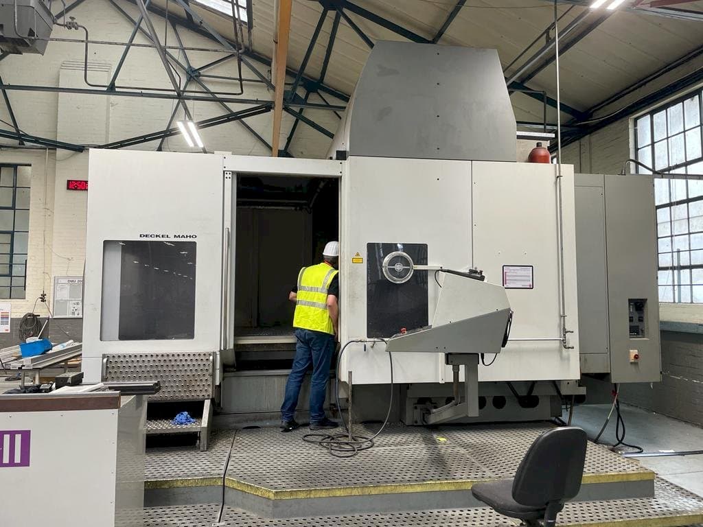 Vista Frontal  da DECKEL MAHO DMU 200T  máquina