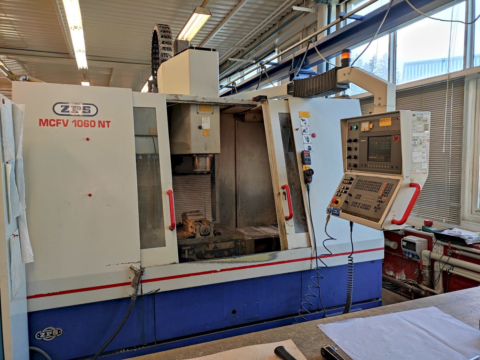 Vista Frontal  da ZPS MCFV 1060 NT  máquina