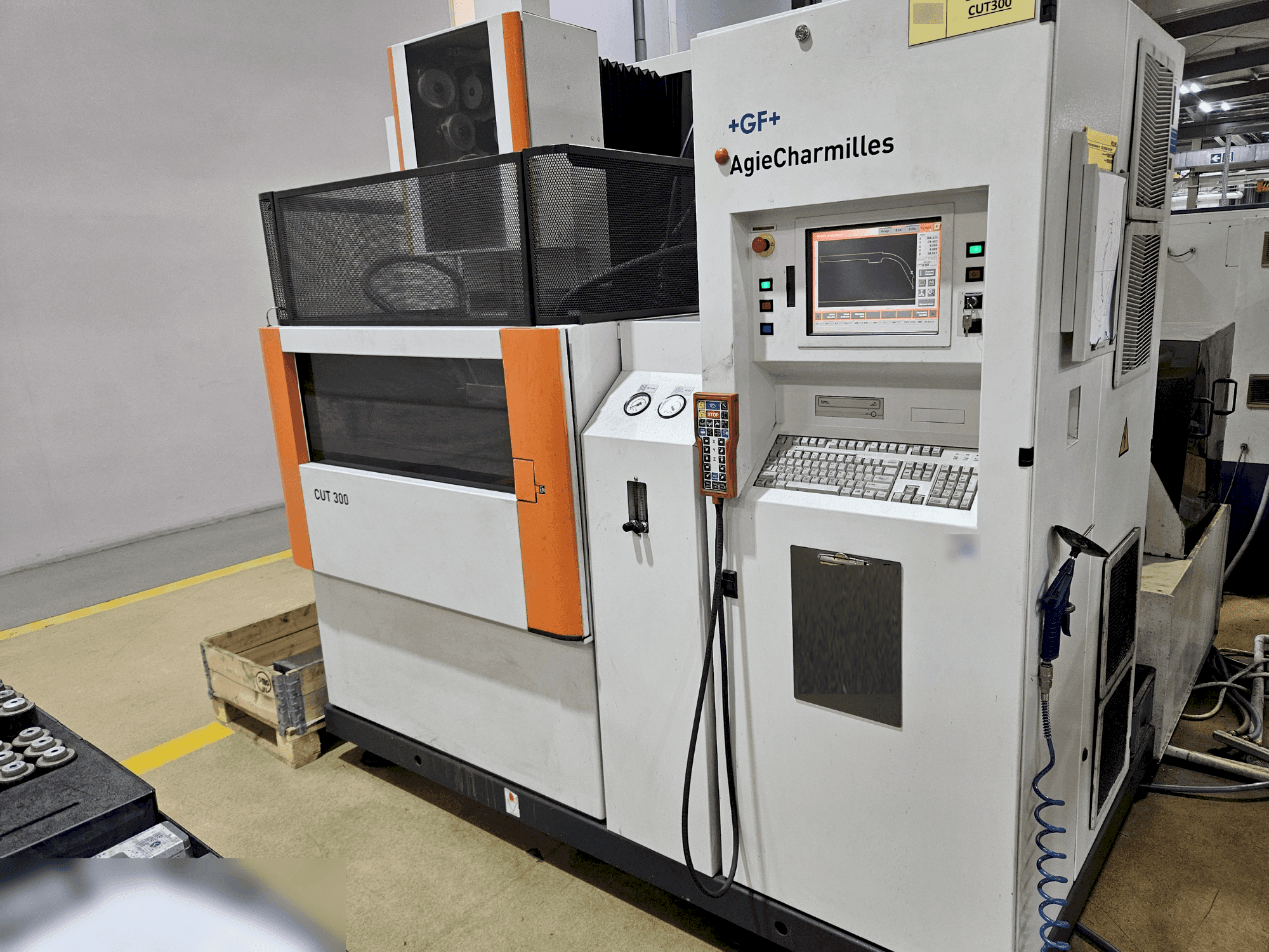 Vista Frontal  da AgieCharmilles CUT 300  máquina